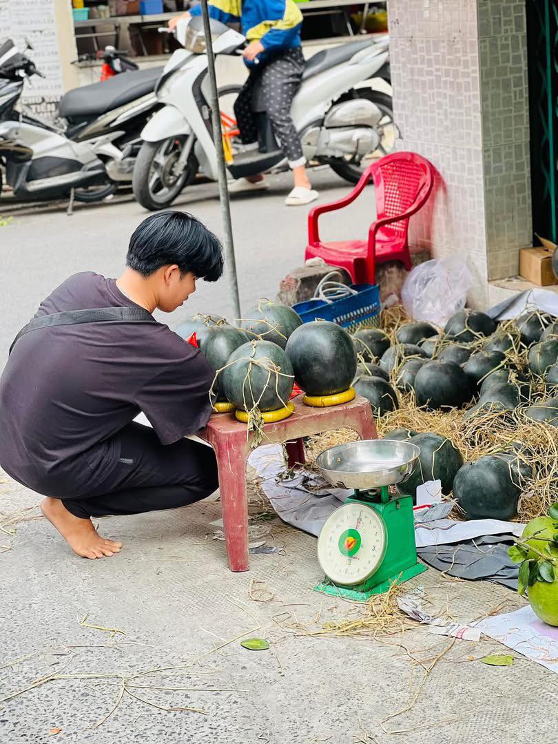 Cảm động nghị lực của ch&agrave;ng trai trẻ bị mất một tay vẫn cố gắng mưu sinh- Ảnh 8.