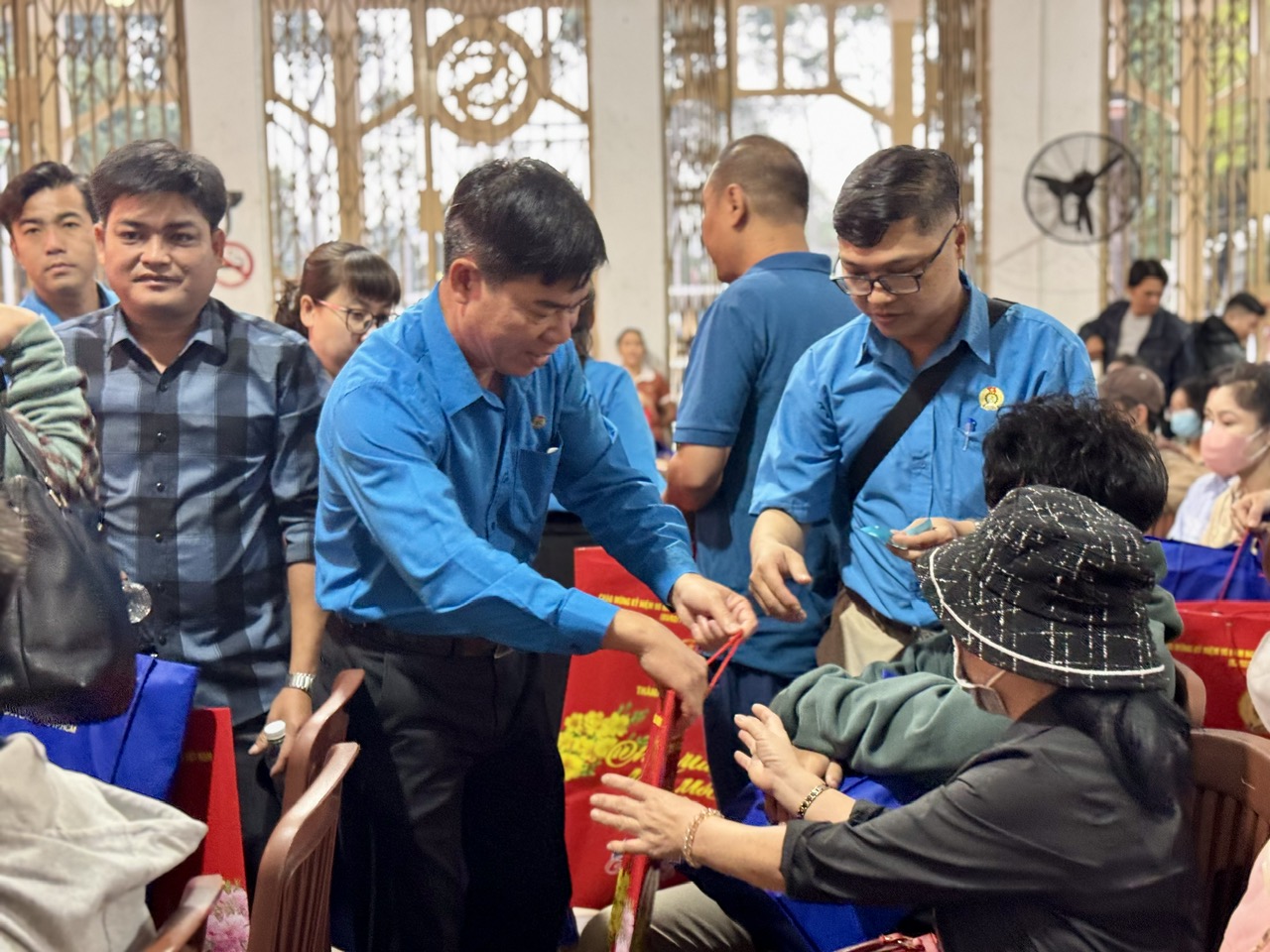 Niềm vui tr&ecirc;n những chuyến xe 0 đồng- Ảnh 4.
