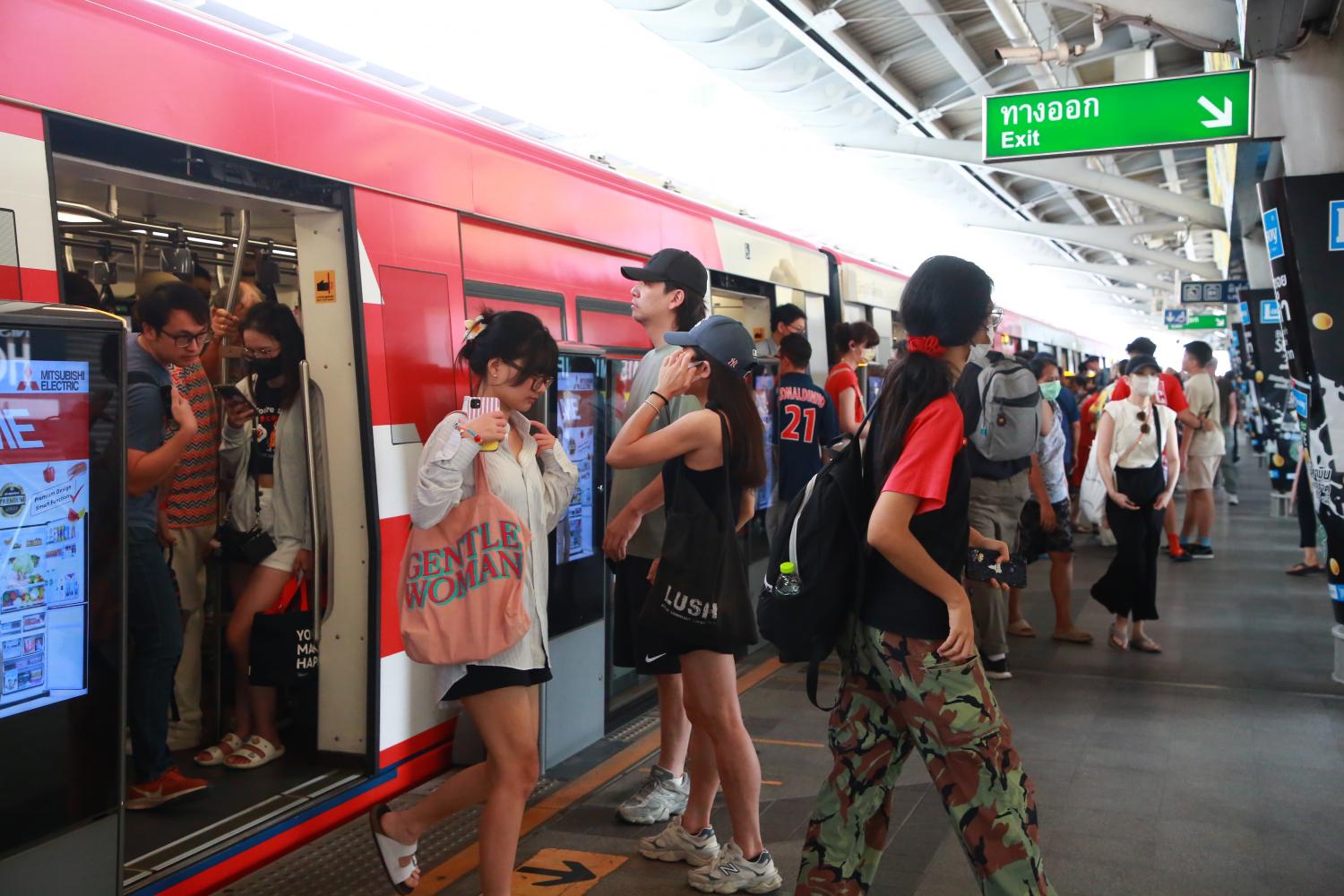 All aboard: Commuters enjoy free electric train rides yesterday. The free ride policy, starting yesterday and running until Jan 31, is part of the government's measures to combat PM2.5 air pollution.  Please credit and share this article with others using this link: https://www.bangkokpost.com/thailand/general/2947510/air-pollution-hits-regional-agenda. View our policies at http://goo.gl/9HgTd and http://goo.gl/ou6Ip. &copy; Bangkok Post PCL. All rights reserved.