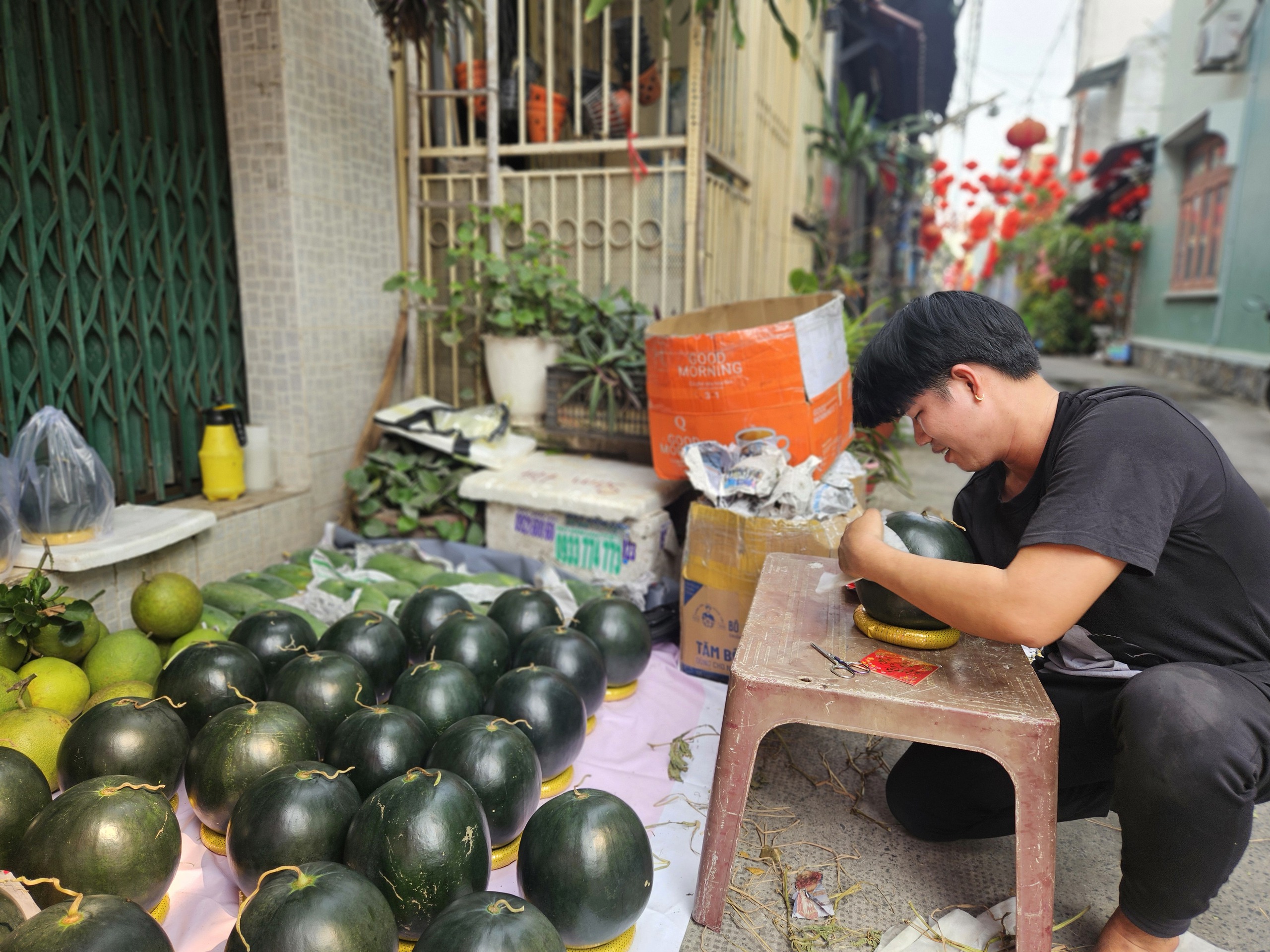 Cảm động nghị lực của ch&agrave;ng trai trẻ bị mất một tay vẫn cố gắng mưu sinh- Ảnh 1.
