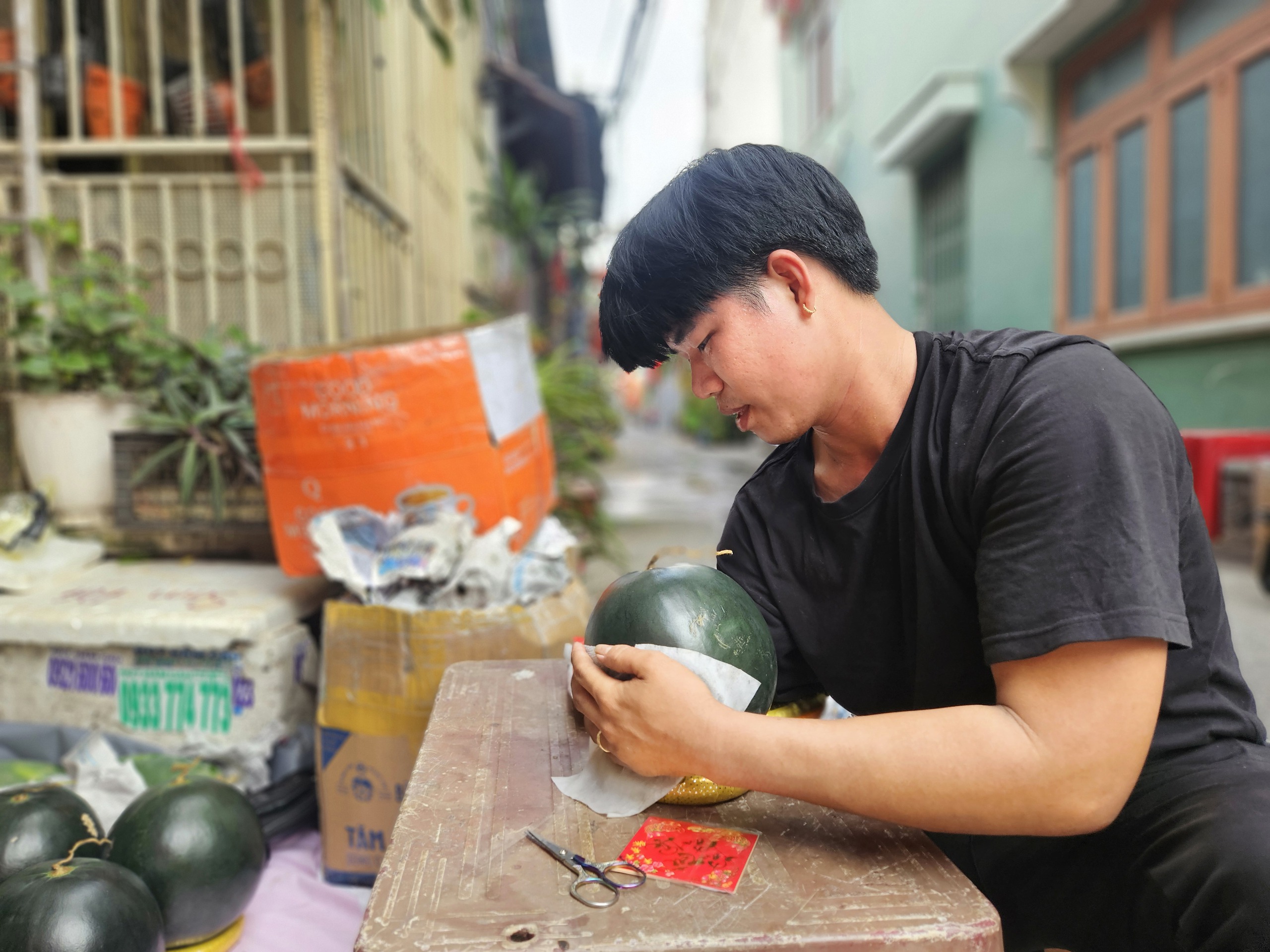 Cảm động nghị lực của ch&agrave;ng trai trẻ bị mất một tay vẫn cố gắng mưu sinh- Ảnh 2.