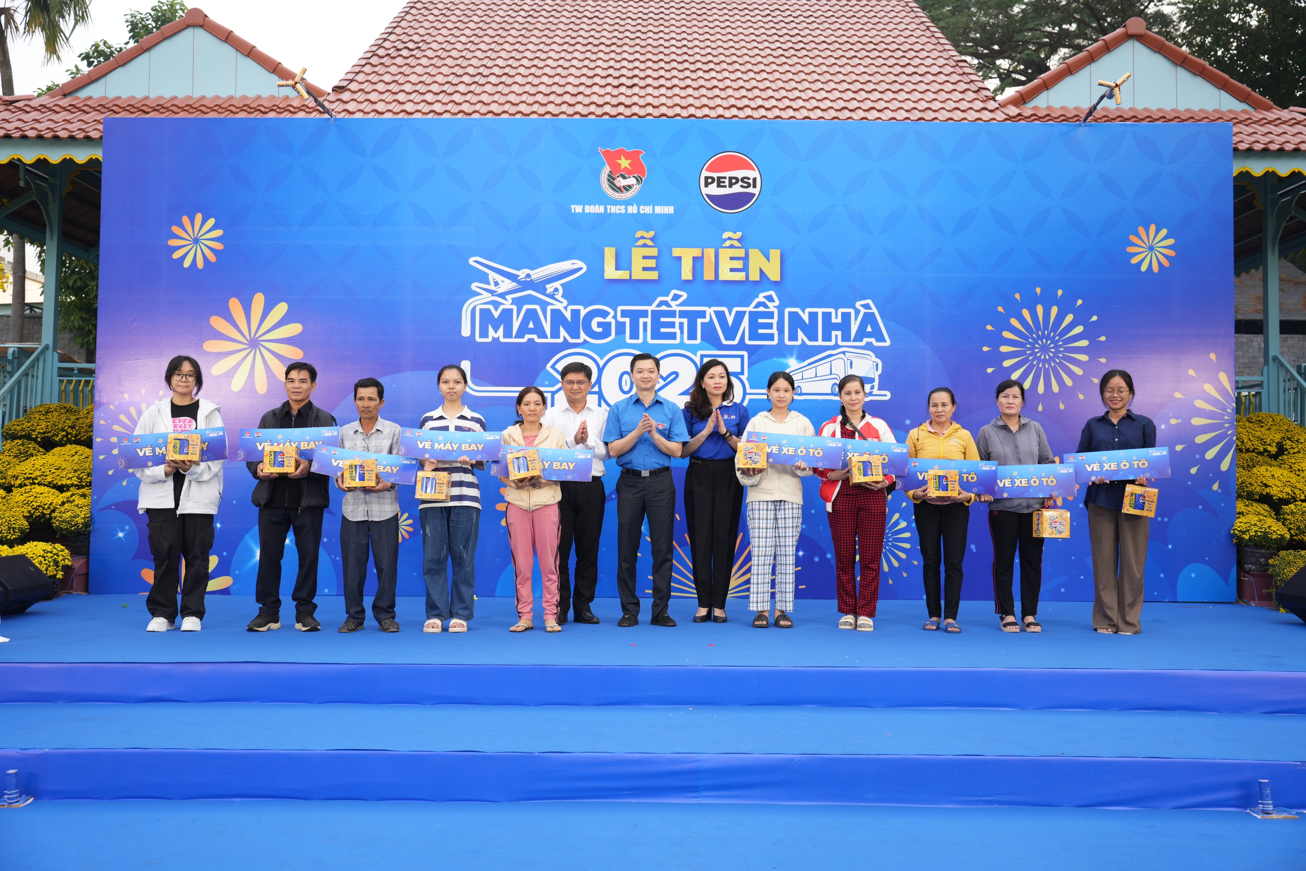 Mang Tết về nh&agrave;- Ảnh 1.