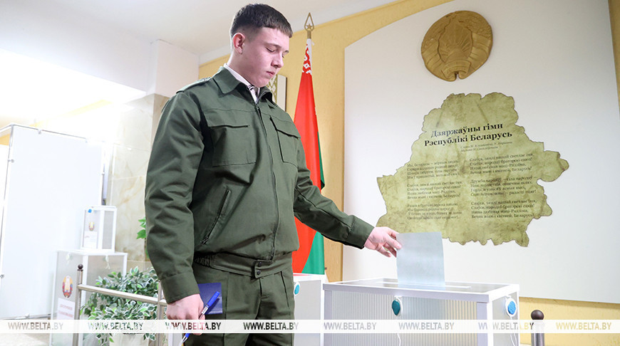 Qu&acirc;n nh&acirc;n Belarus bỏ phiếu bầu cử tổng thống. Ảnh: BelTA