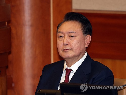 Tổng thống Yoon Suk Yeol ở phi&ecirc;n điều trần thứ tư trong phi&ecirc;n t&ograve;a luận tội ng&agrave;y 23-1. Ảnh: Yonhap News