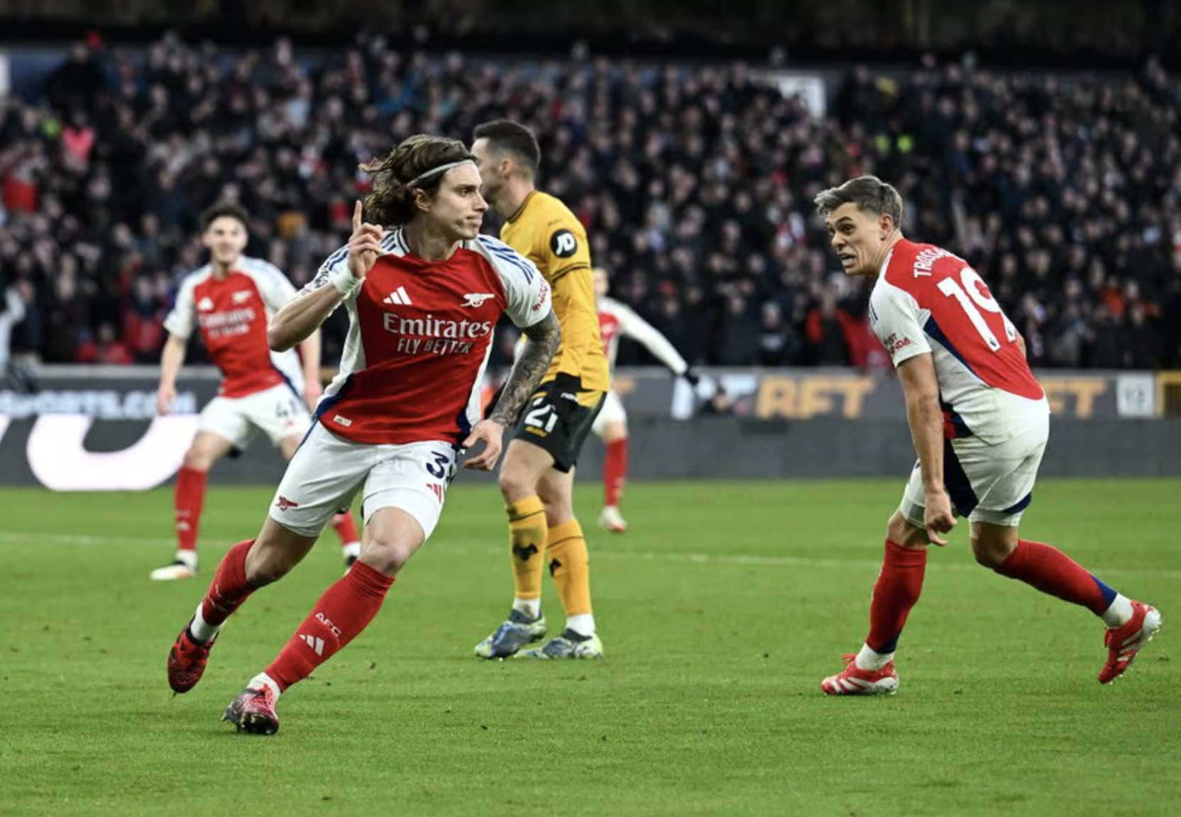 Liverpool v&agrave; Arsenal b&aacute;m đuổi kịch t&iacute;nh, vững ng&ocirc;i đầu Ngoại hạng- Ảnh 4.