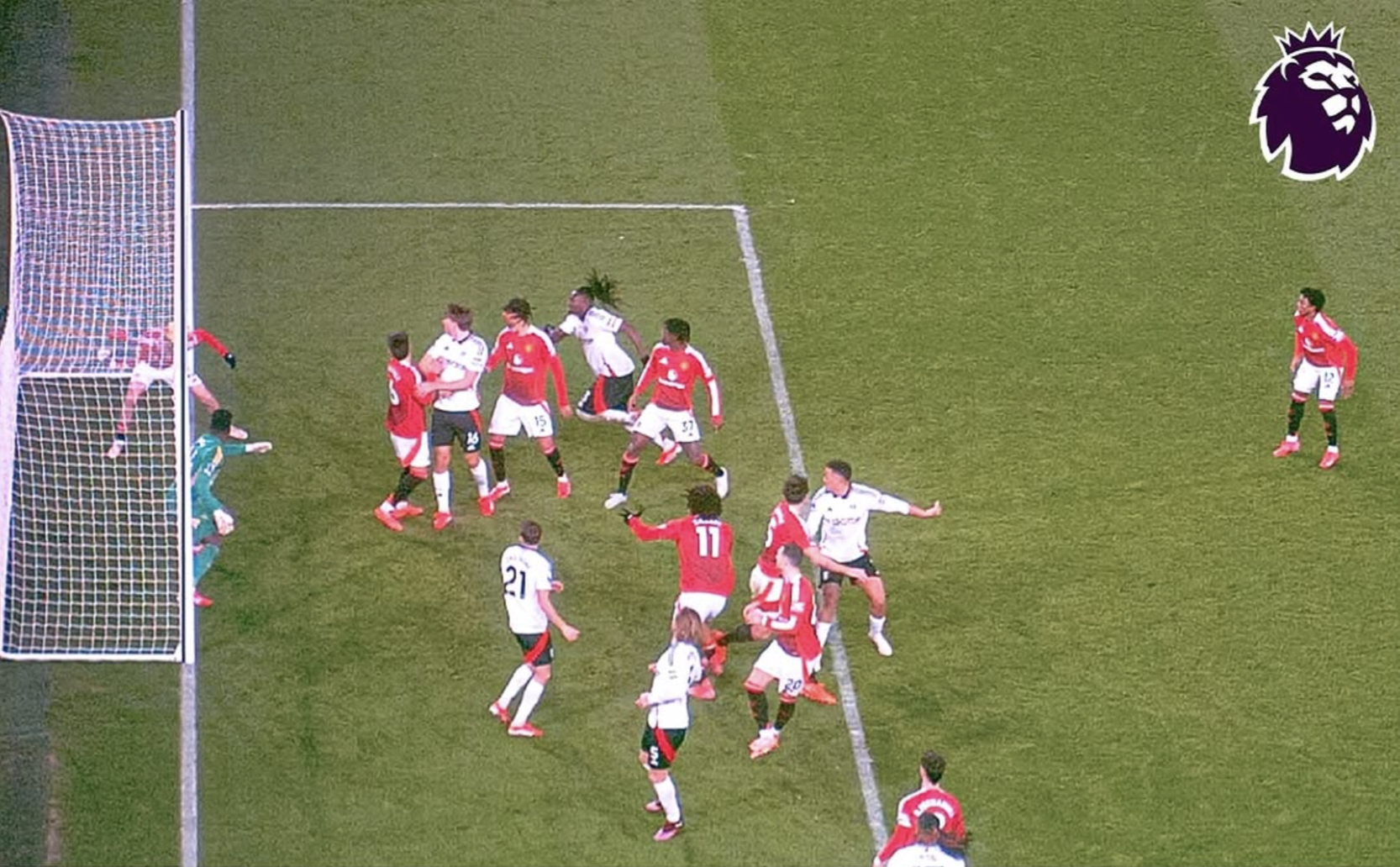 Trung vệ lập c&ocirc;ng, Man United tho&aacute;t hiểm tại Craven Cottage- Ảnh 4.