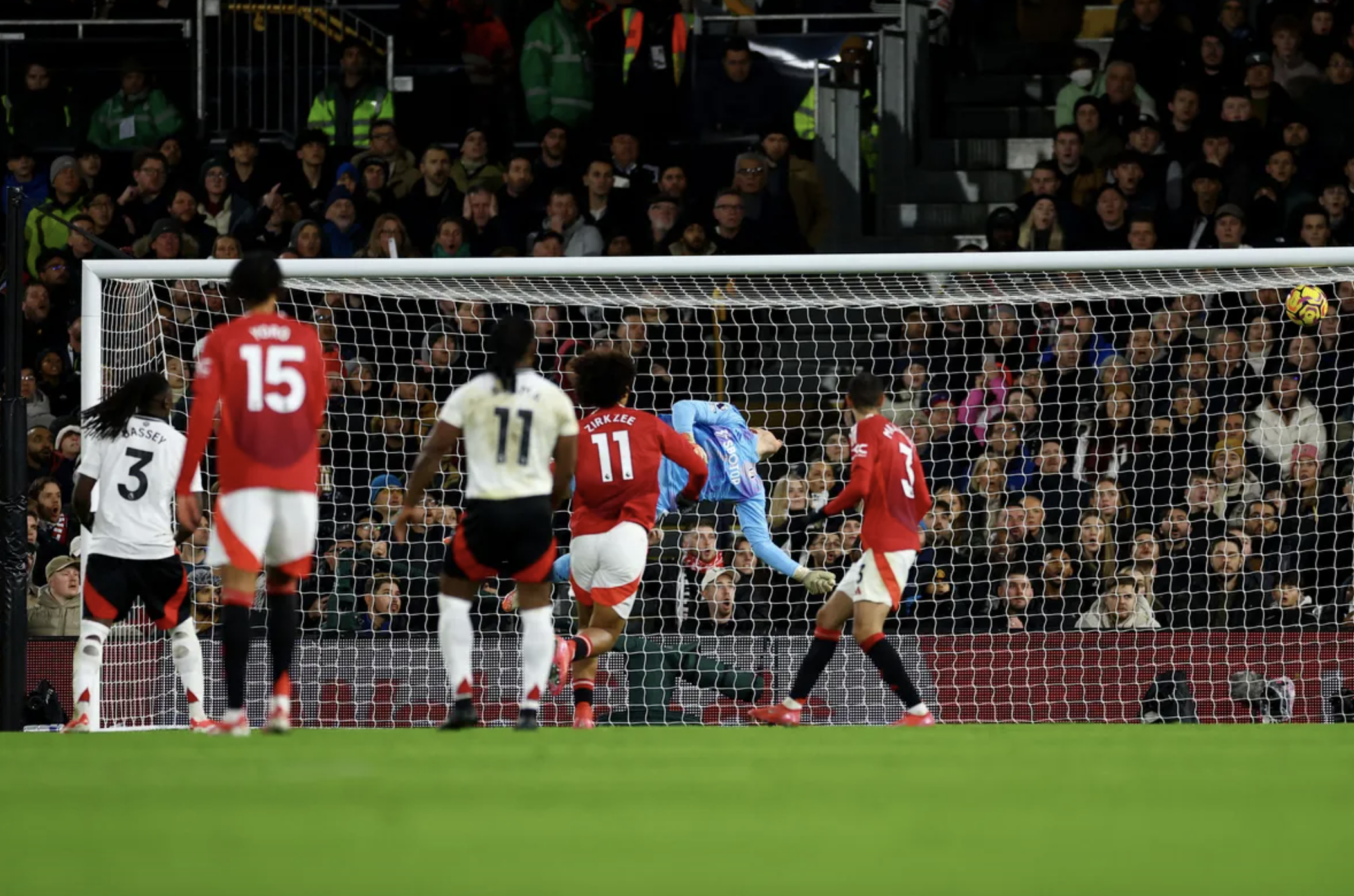 Trung vệ lập c&ocirc;ng, Man United tho&aacute;t hiểm tại Craven Cottage- Ảnh 2.