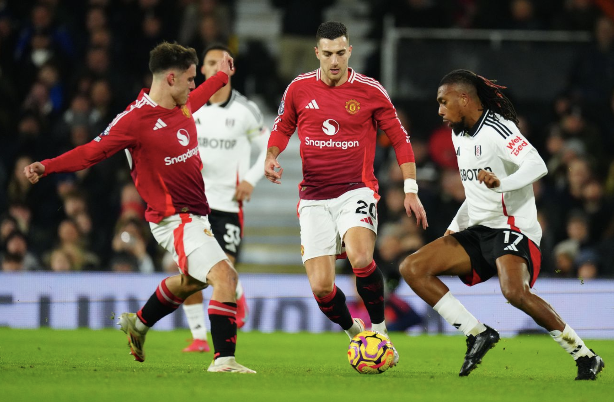 Trung vệ lập c&ocirc;ng, Man United tho&aacute;t hiểm tại Craven Cottage- Ảnh 1.