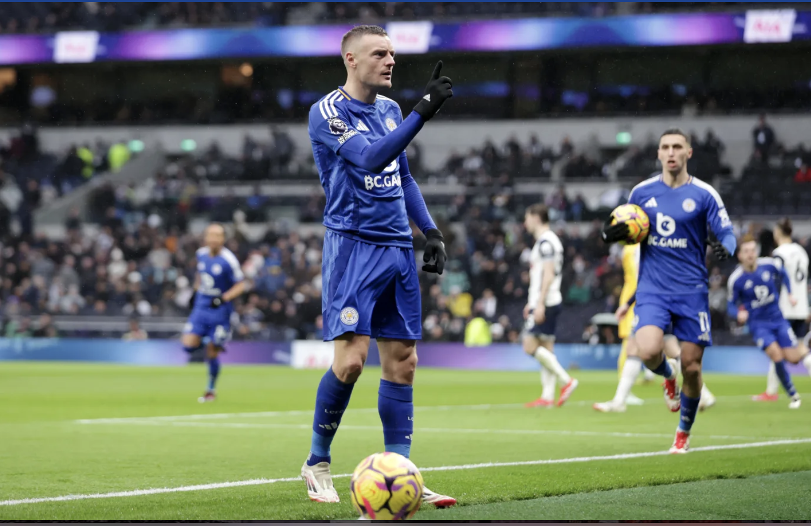 Trung vệ lập c&ocirc;ng, Man United tho&aacute;t hiểm tại Craven Cottage- Ảnh 5.