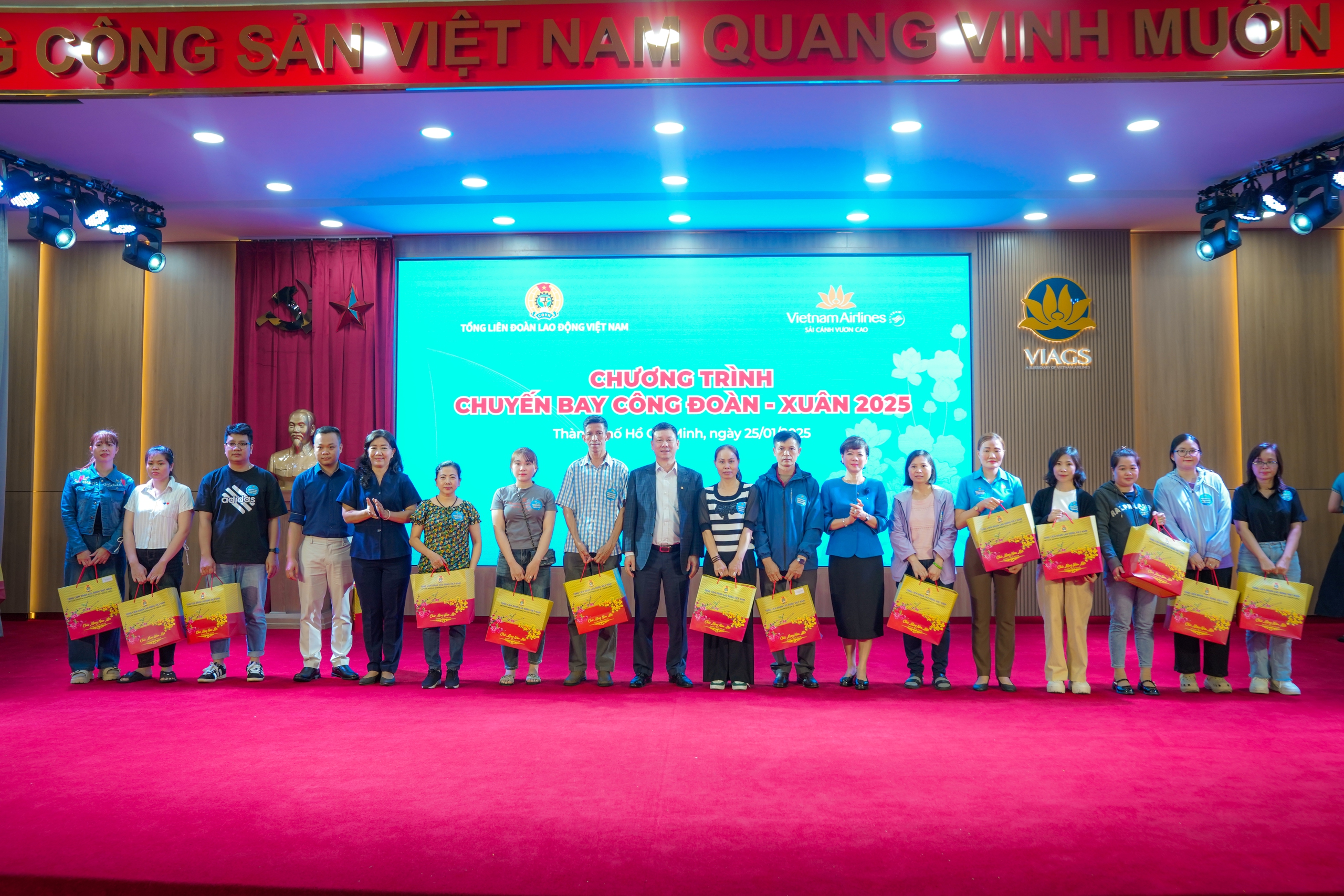 1. Vietnam Airlines đã phối hợp cùng Tổng Liên đoàn Lao động Việt Nam tổ chức các chuyến bay đặc biệt, mang tên &ldquo;Chuyến bay Công đoàn - Xuân 2025&rdquo; để đưa 450 người lao động về quê đón