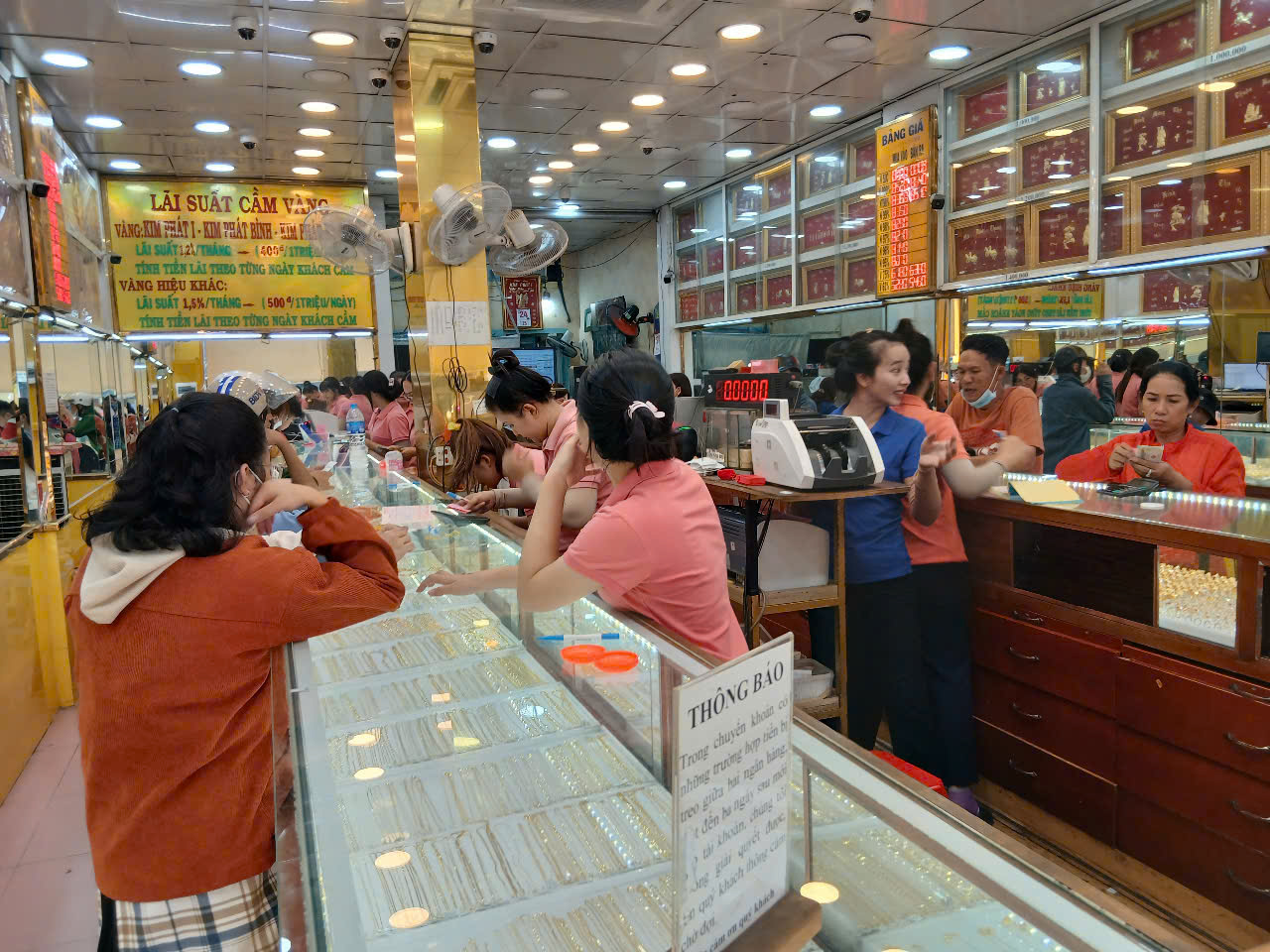 Tiệm v&agrave;ng tấp nập kh&aacute;ch h&agrave;ng từ trưa đến chiều 27 Tết- Ảnh 1.