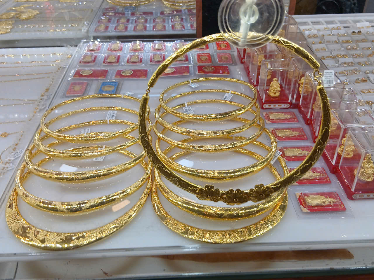 Tiệm v&agrave;ng tấp nập kh&aacute;ch h&agrave;ng từ trưa đến chiều 27 Tết- Ảnh 2.