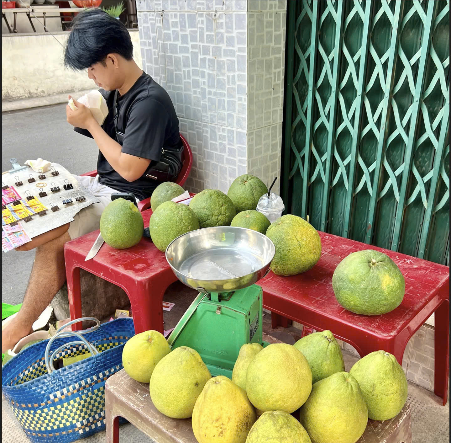 Cảm động nghị lực của ch&agrave;ng trai trẻ bị mất một tay vẫn cố gắng mưu sinh- Ảnh 10.
