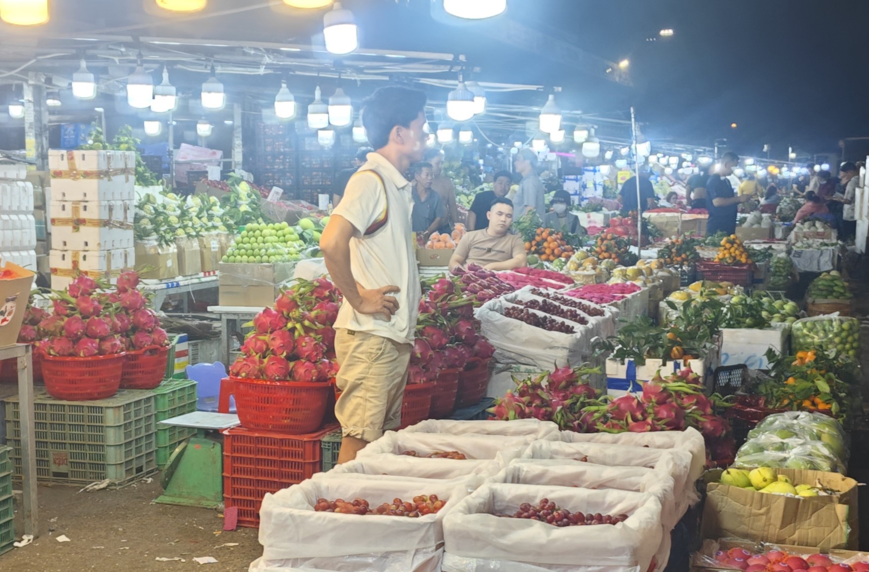 Chợ 28 th&aacute;ng Chạp, loại tr&aacute;i c&acirc;y n&agrave;o tăng gi&aacute; tại chợ đầu mối?- Ảnh 2.