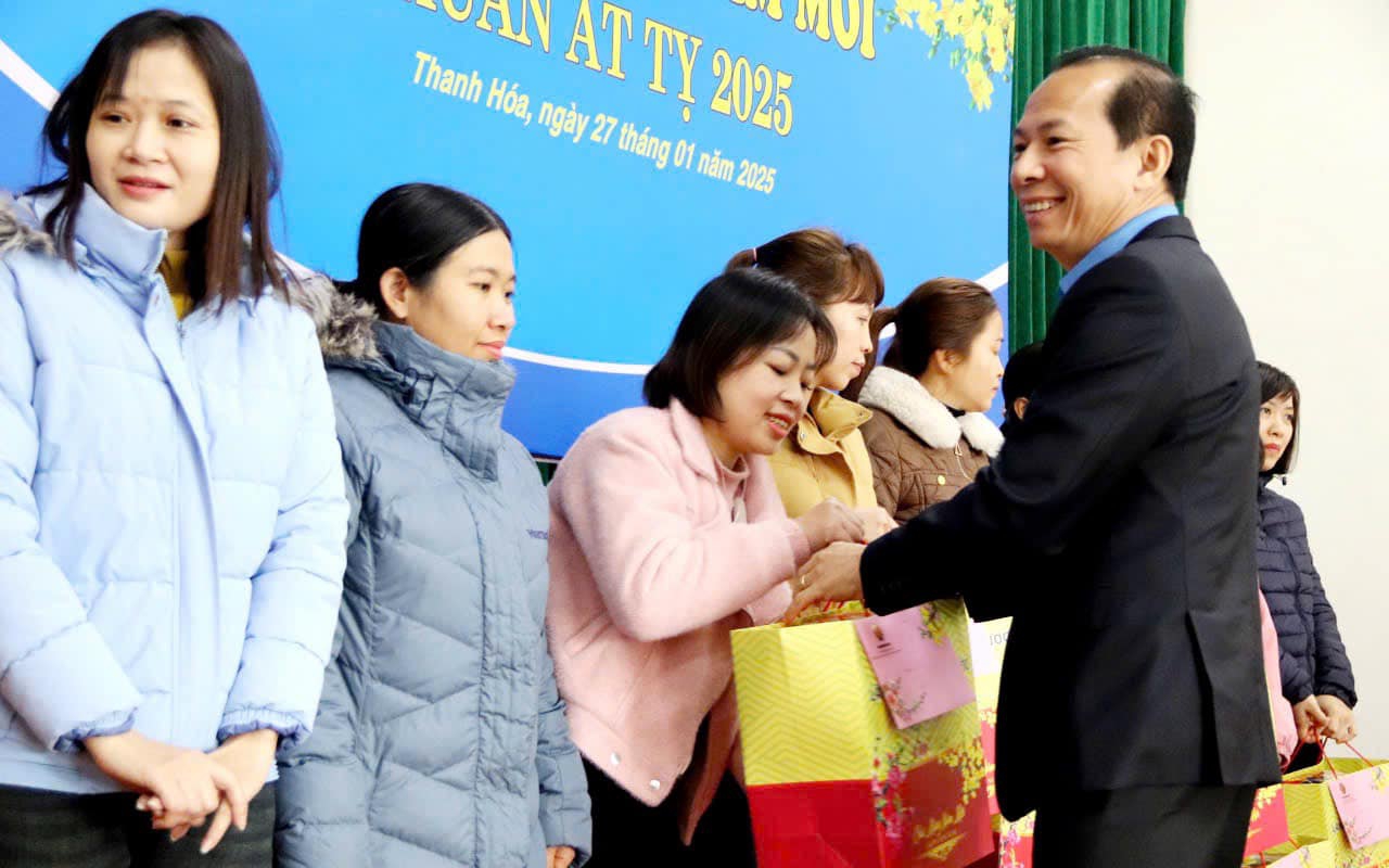 Trao quà Tết của Thủ tướng tới người lao động