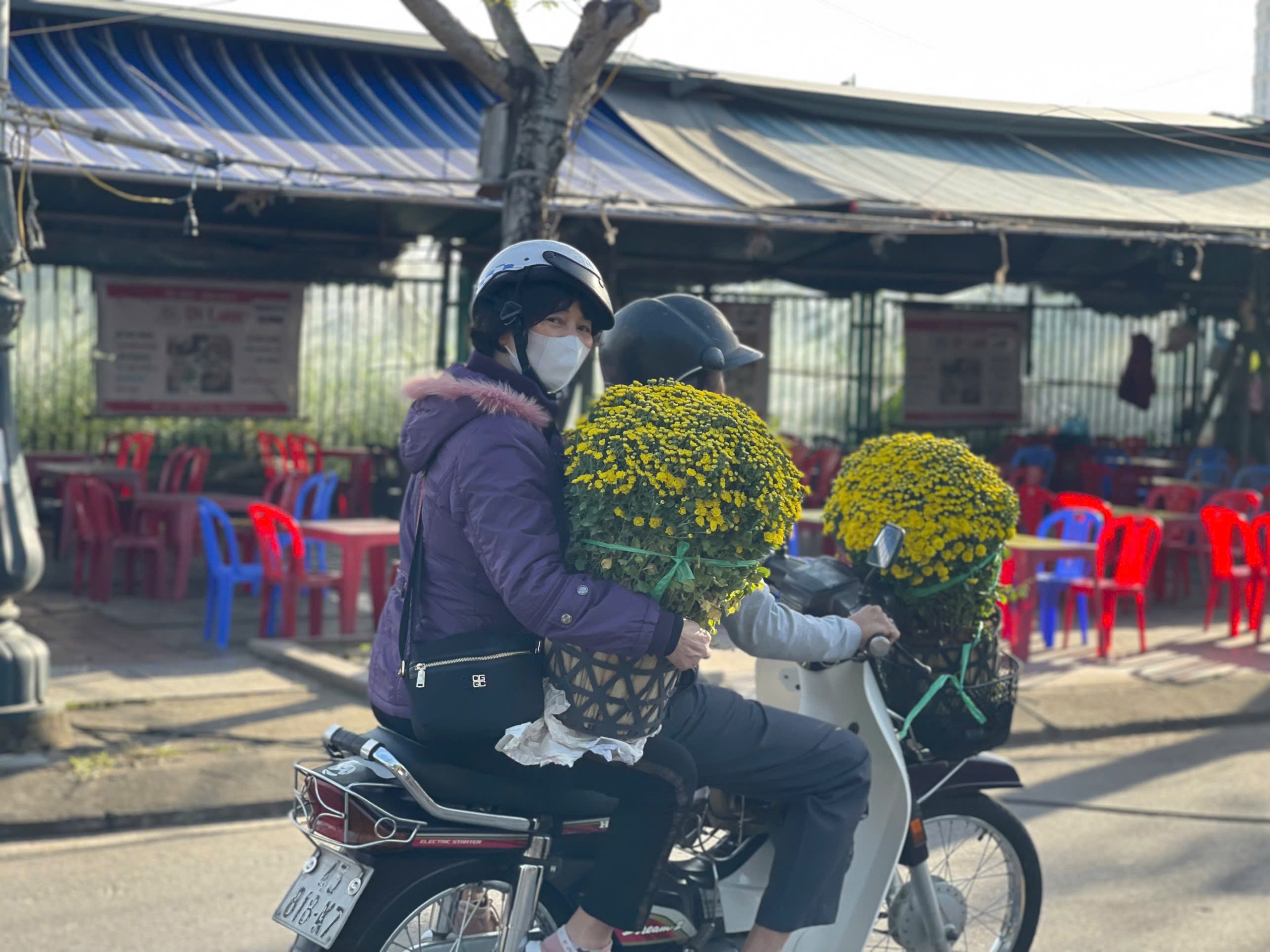 Người b&aacute;n nhiều hơn kh&aacute;ch mua, tiểu thương chợ hoa Đ&agrave; Nẵng lo mất Tết- Ảnh 15.