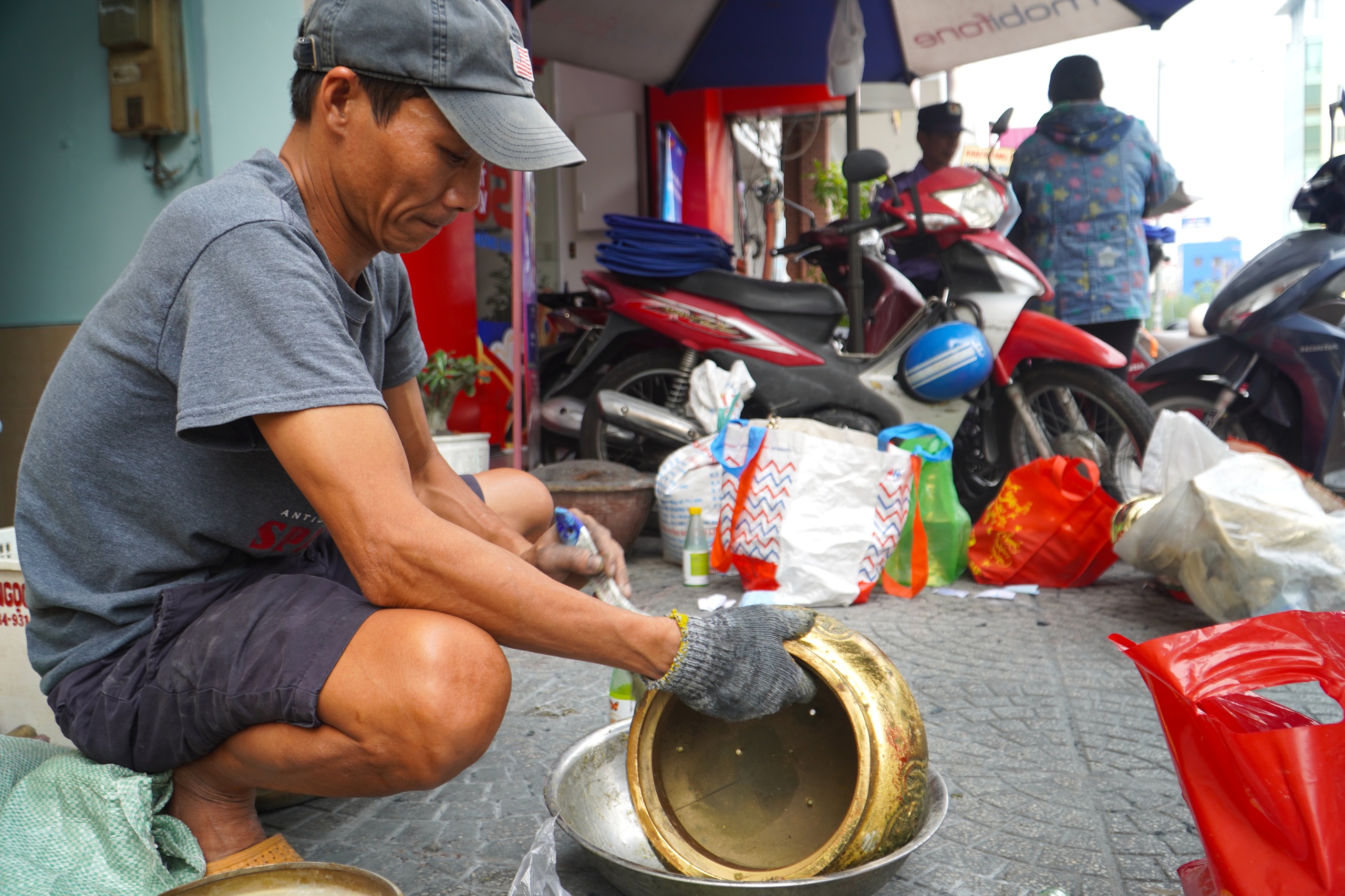 Nghề đ&aacute;nh b&oacute;ng lư đồng "l&ecirc;n ng&ocirc;i" dịp Tết- Ảnh 12.