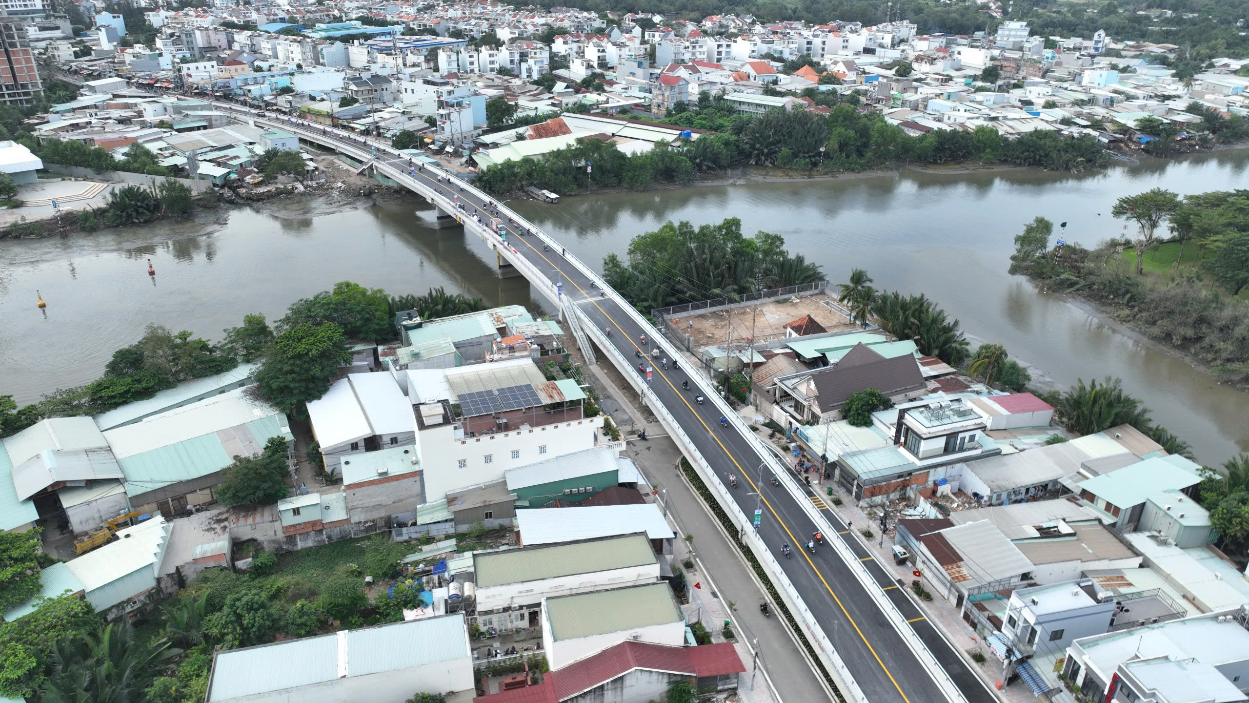 Những c&acirc;y cầu nối nhịp bờ vui- Ảnh 2.