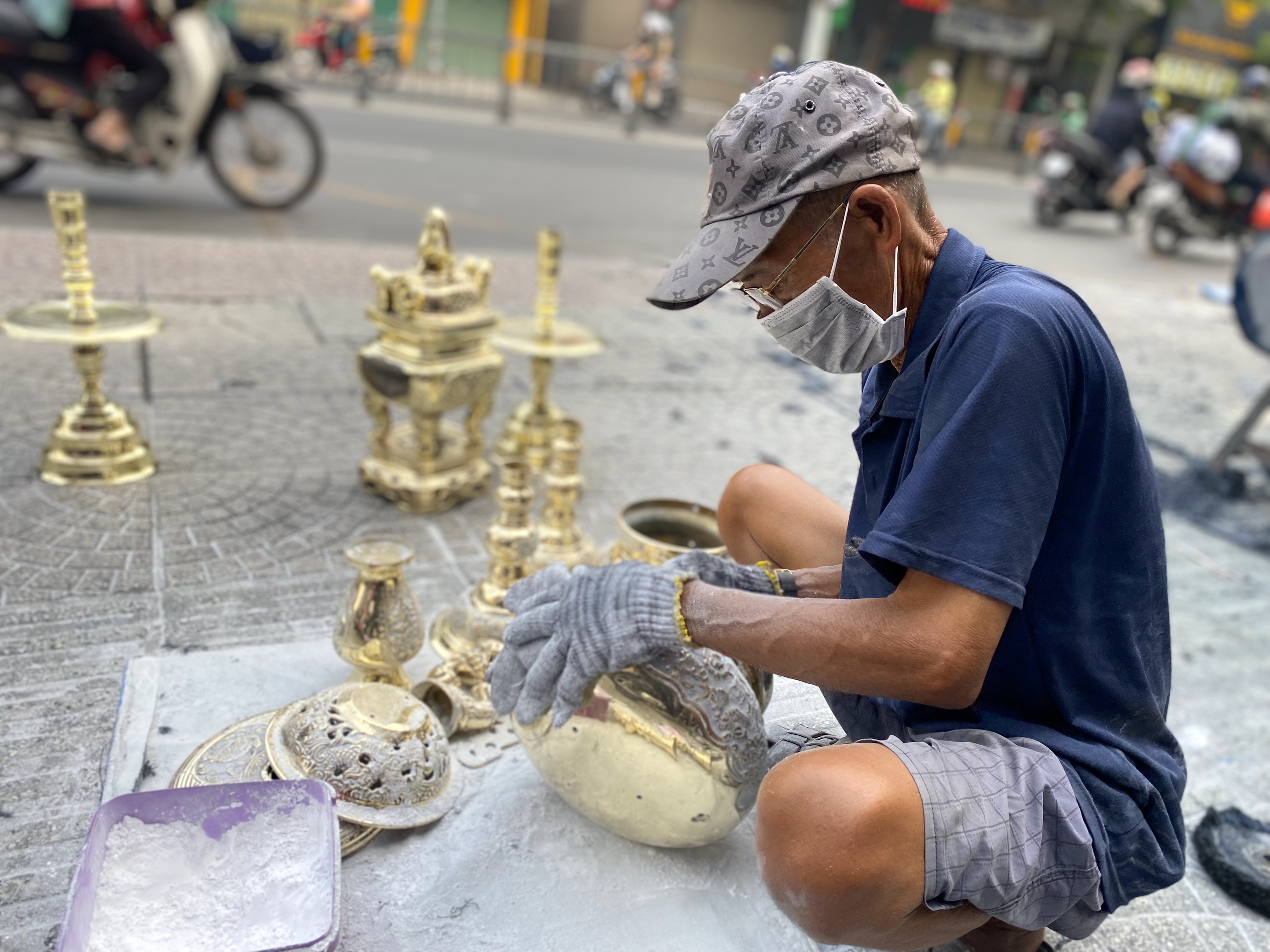 Nghề đ&aacute;nh b&oacute;ng lư đồng "l&ecirc;n ng&ocirc;i" dịp Tết- Ảnh 7.