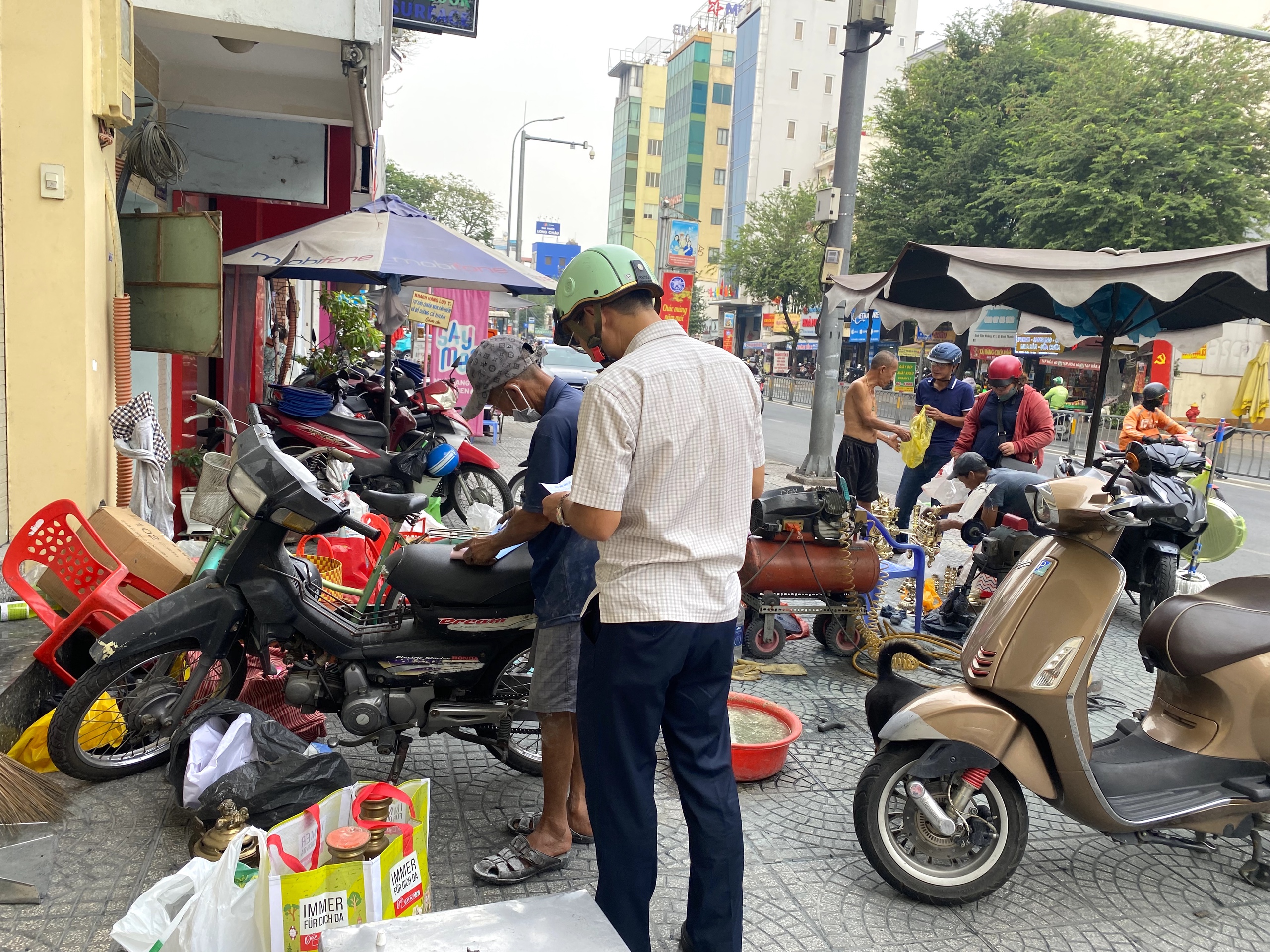 Nghề đ&aacute;nh b&oacute;ng lư đồng "l&ecirc;n ng&ocirc;i" dịp Tết- Ảnh 10.