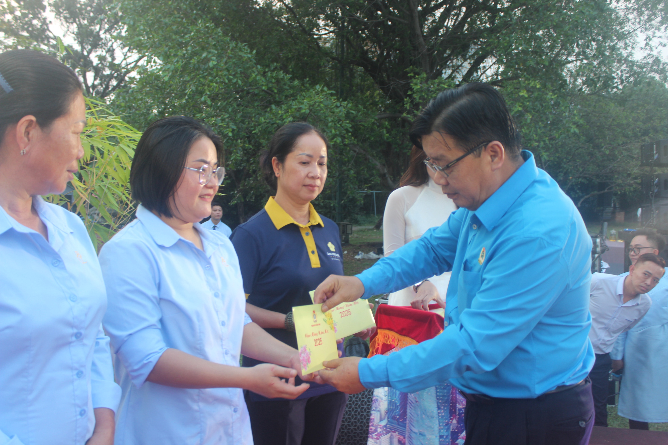 G&oacute;p Tết cho c&ocirc;ng nh&acirc;n- Ảnh 3.