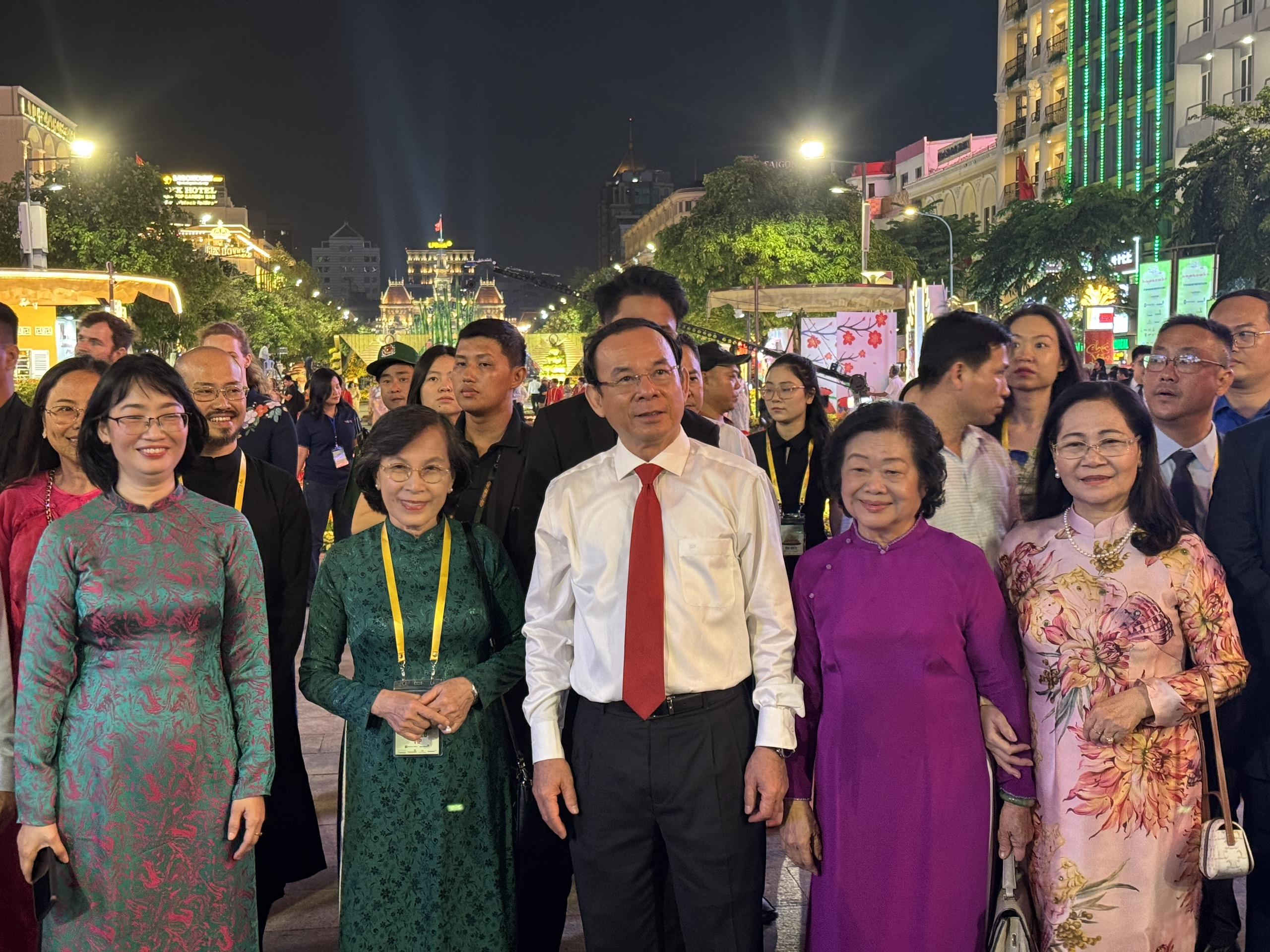 Linh vật rắn ở Đường hoa Nguyễn Huệ được trưng bày đến hết tháng 2- Ảnh 2.