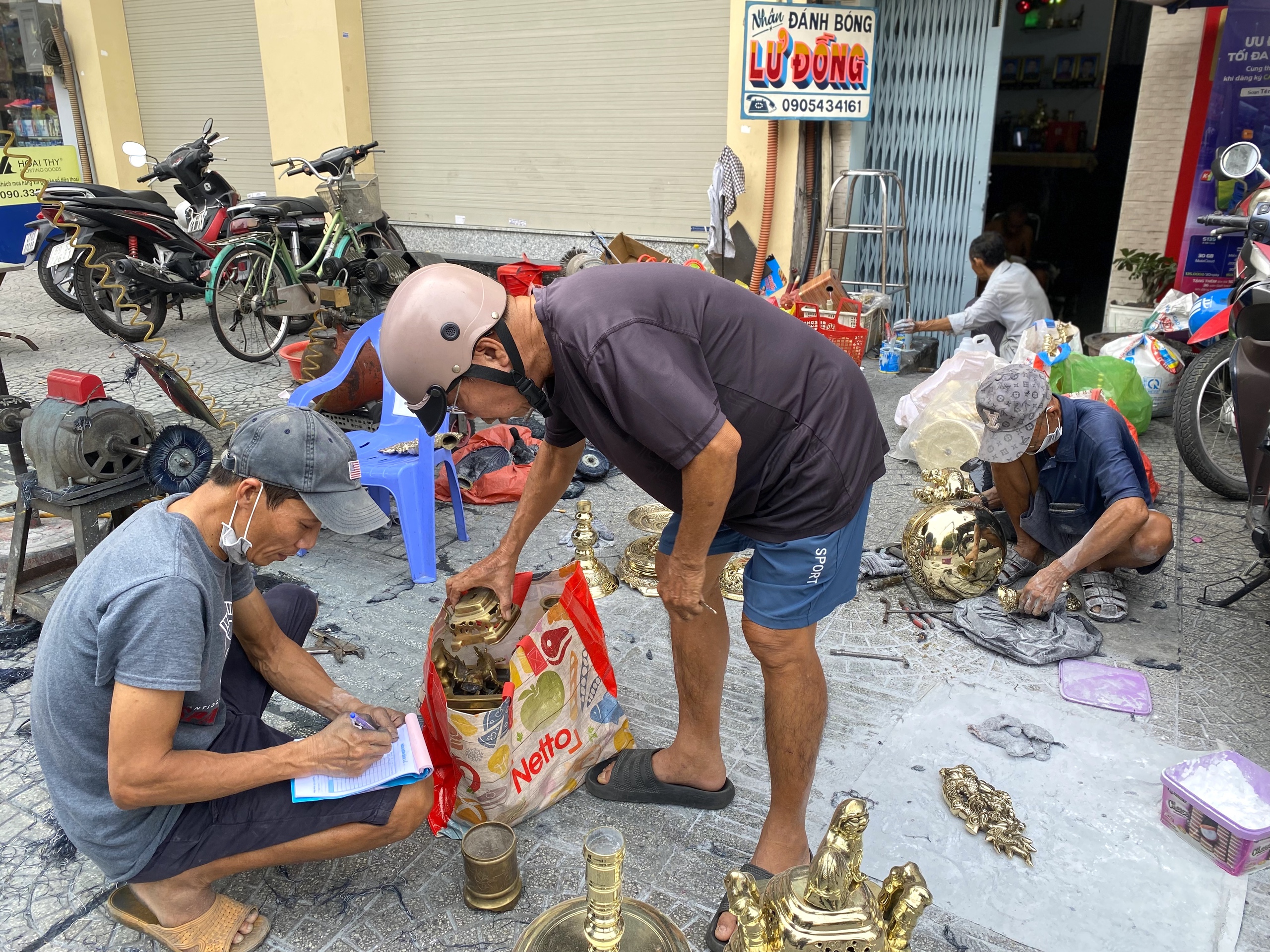 Nghề đ&aacute;nh b&oacute;ng lư đồng "l&ecirc;n ng&ocirc;i" dịp Tết- Ảnh 9.
