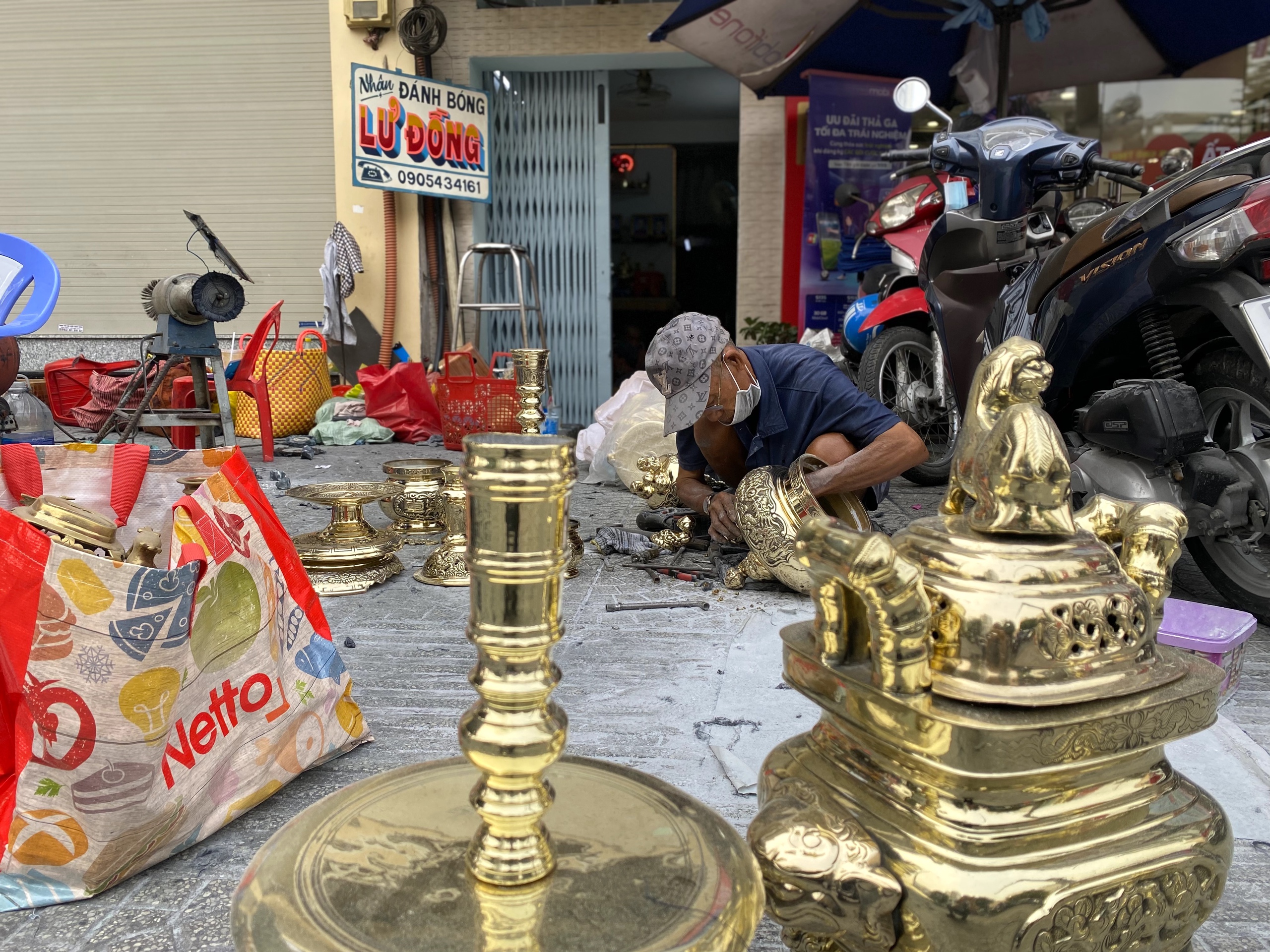 Nghề đ&aacute;nh b&oacute;ng lư đồng "l&ecirc;n ng&ocirc;i" dịp Tết- Ảnh 1.