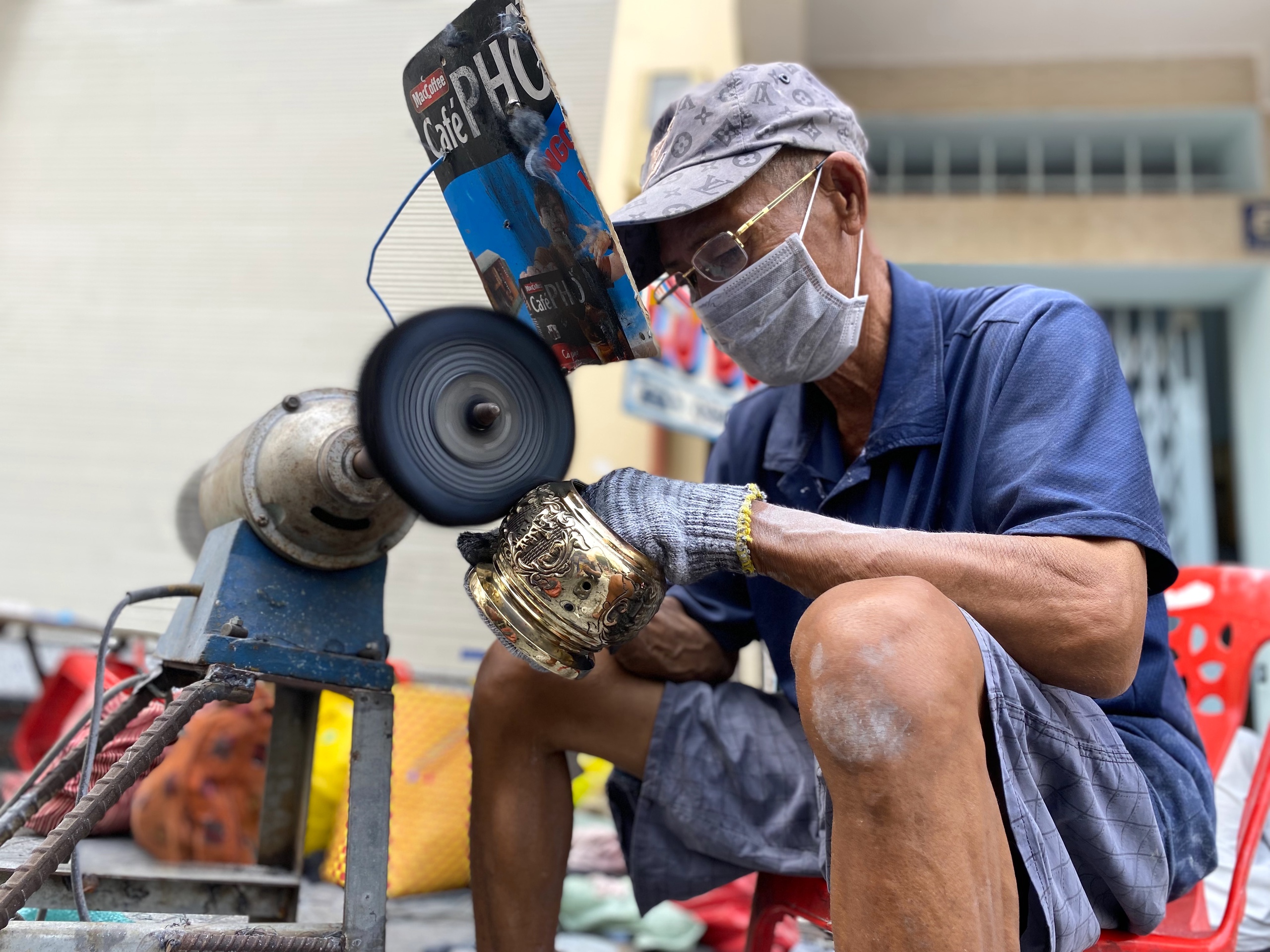 Nghề đ&aacute;nh b&oacute;ng lư đồng "l&ecirc;n ng&ocirc;i" dịp Tết- Ảnh 5.