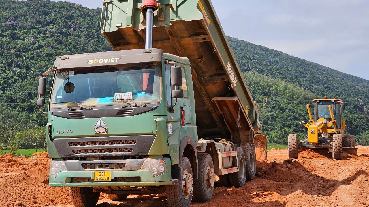 C&ocirc;ng nh&acirc;n l&agrave;m việc xuy&ecirc;n Tết- Ảnh 2.