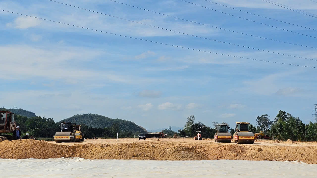 C&ocirc;ng nh&acirc;n l&agrave;m việc xuy&ecirc;n Tết- Ảnh 3.