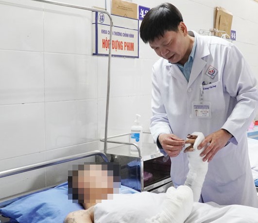 Tự chế ph&aacute;o, nam thanh ni&ecirc;n bị m&ugrave; mắt, mất ng&oacute;n tay- Ảnh 1.