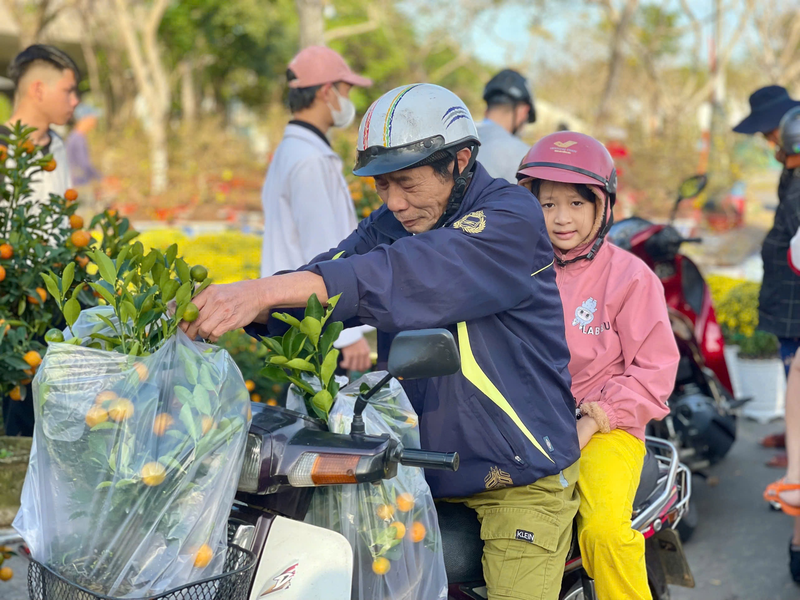 Người b&aacute;n nhiều hơn kh&aacute;ch mua, tiểu thương chợ hoa Đ&agrave; Nẵng lo mất Tết- Ảnh 16.