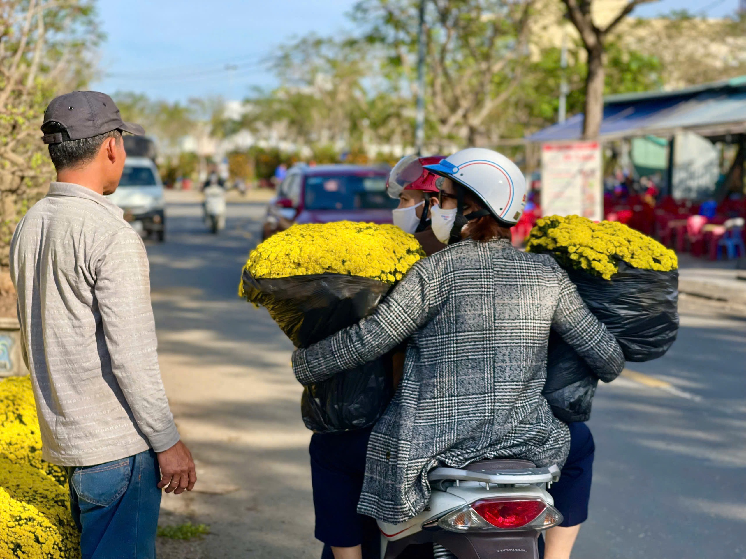 Người b&aacute;n nhiều hơn kh&aacute;ch mua, tiểu thương chợ hoa Đ&agrave; Nẵng lo mất Tết- Ảnh 3.