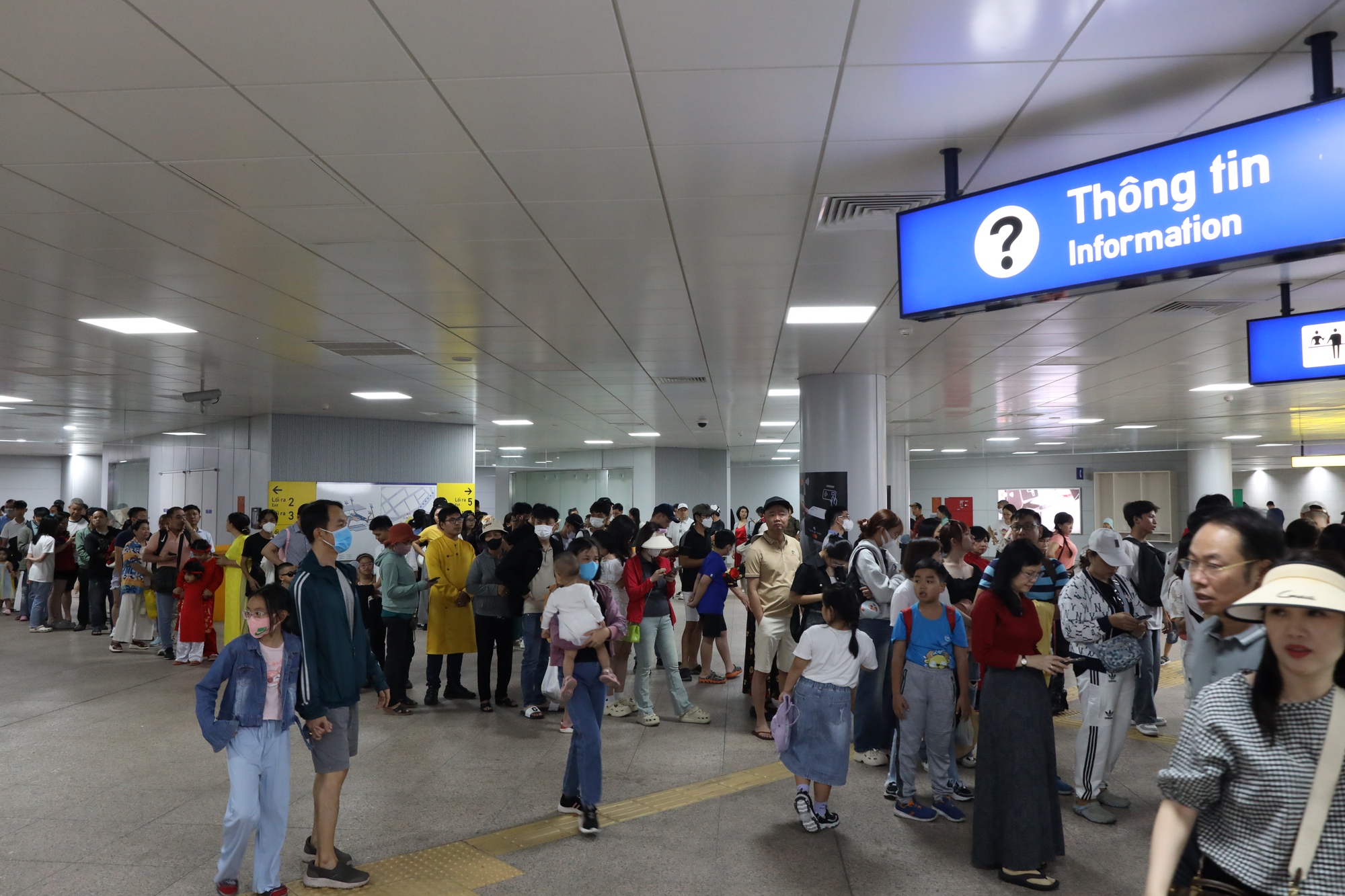 Nhộn nhịp kh&ocirc;ng kh&iacute; Tết tại ga metro số 1 Bến Th&agrave;nh - Suối Ti&ecirc;n- Ảnh 2.