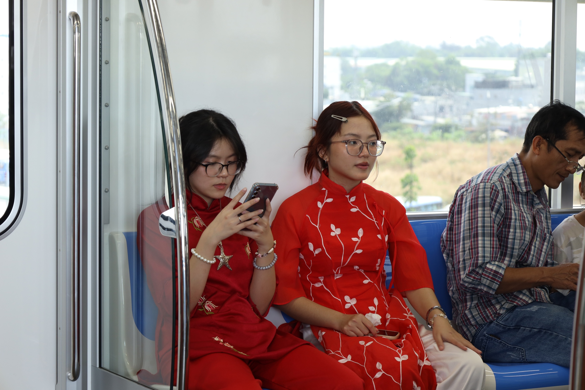 Nhộn nhịp kh&ocirc;ng kh&iacute; Tết tại ga metro số 1 Bến Th&agrave;nh - Suối Ti&ecirc;n- Ảnh 10.