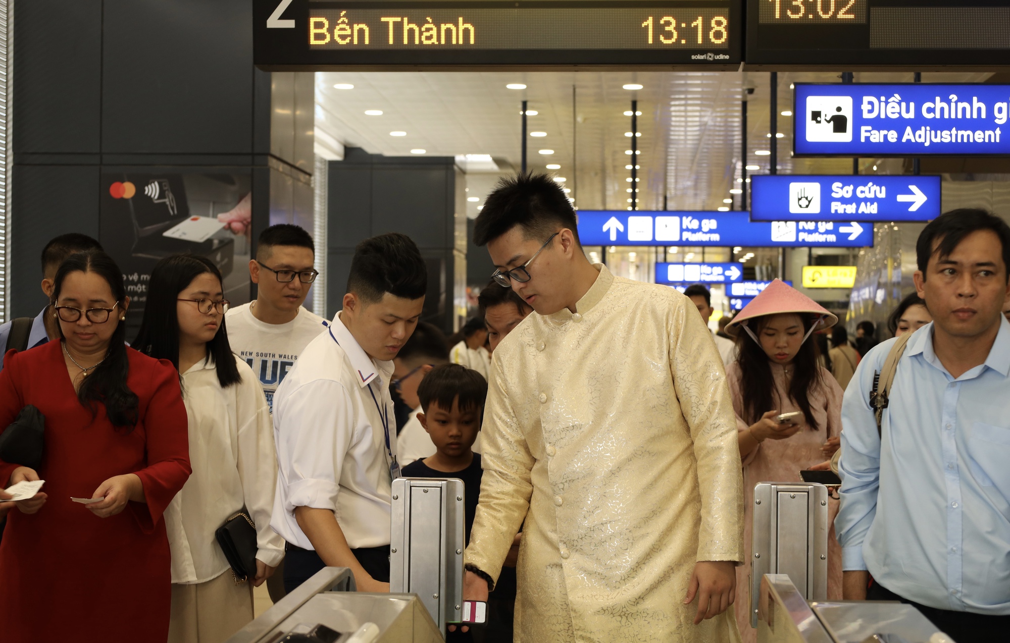 Nhộn nhịp kh&ocirc;ng kh&iacute; Tết tại ga metro số 1 Bến Th&agrave;nh - Suối Ti&ecirc;n- Ảnh 4.