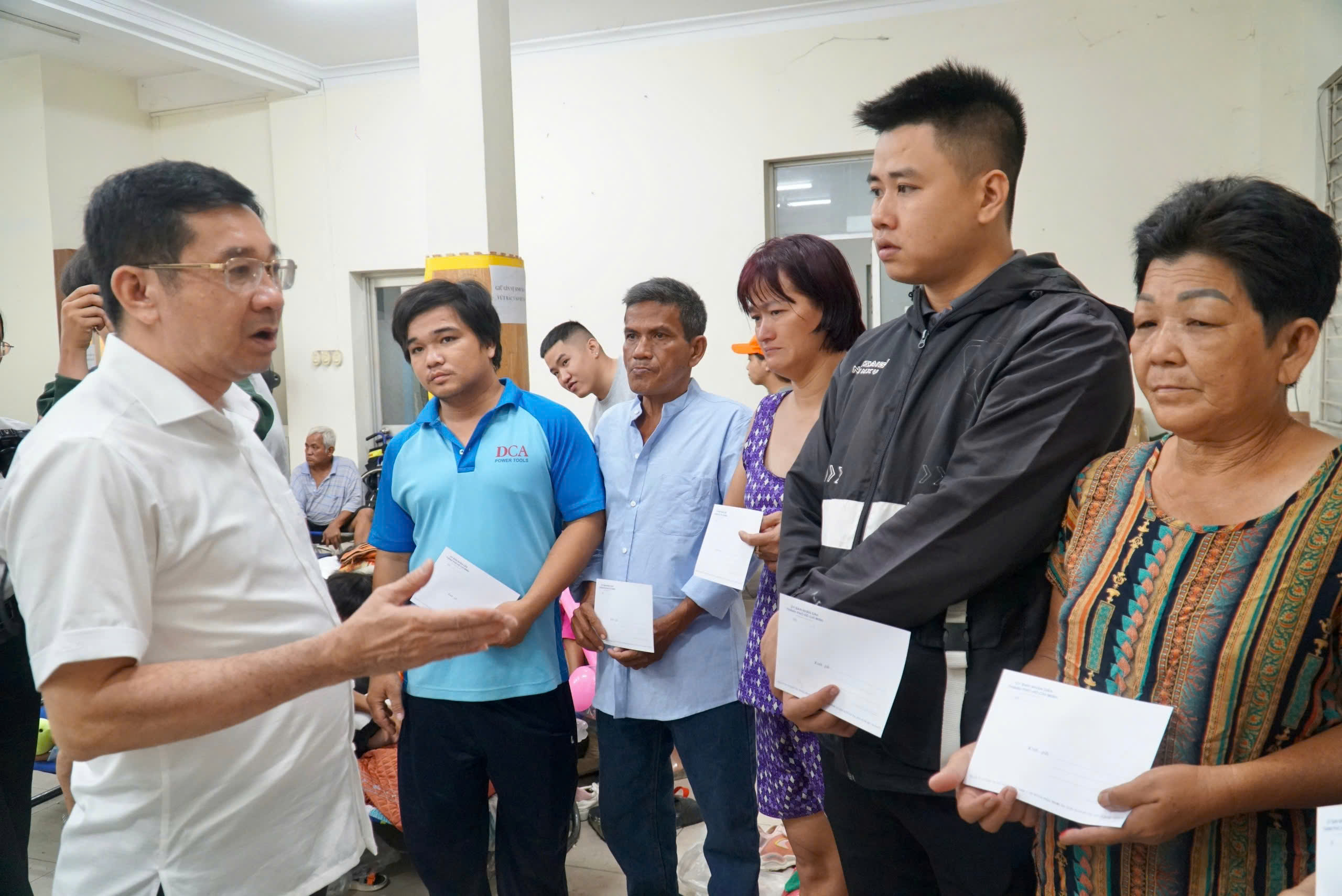 Ph&oacute; Chủ tịch Thường trực UBND TP HCM thăm c&aacute;c gia đ&igrave;nh vụ hỏa hoạn tại quận 1- Ảnh 2.