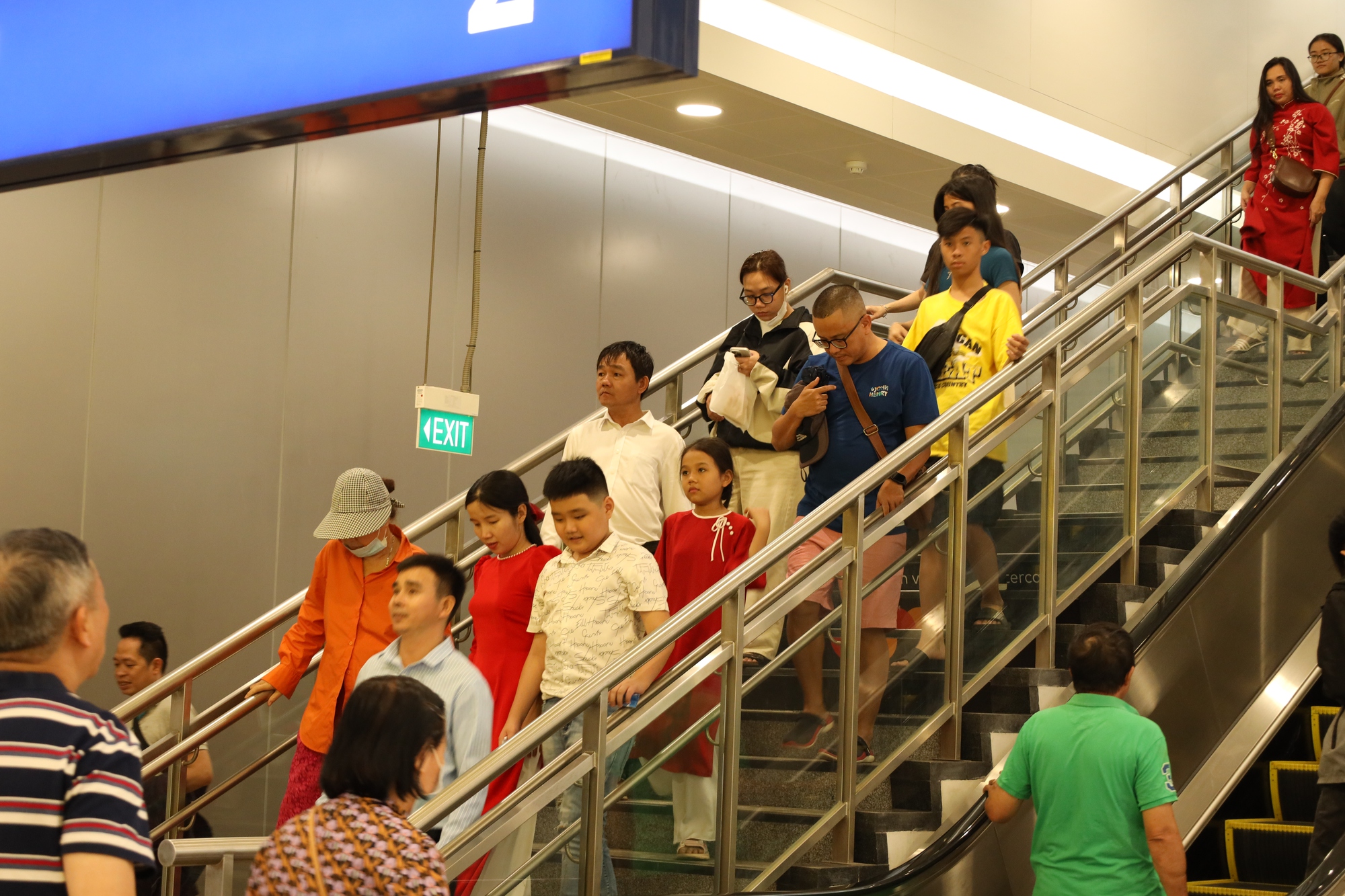 Nhộn nhịp kh&ocirc;ng kh&iacute; Tết tại ga metro số 1 Bến Th&agrave;nh - Suối Ti&ecirc;n- Ảnh 1.