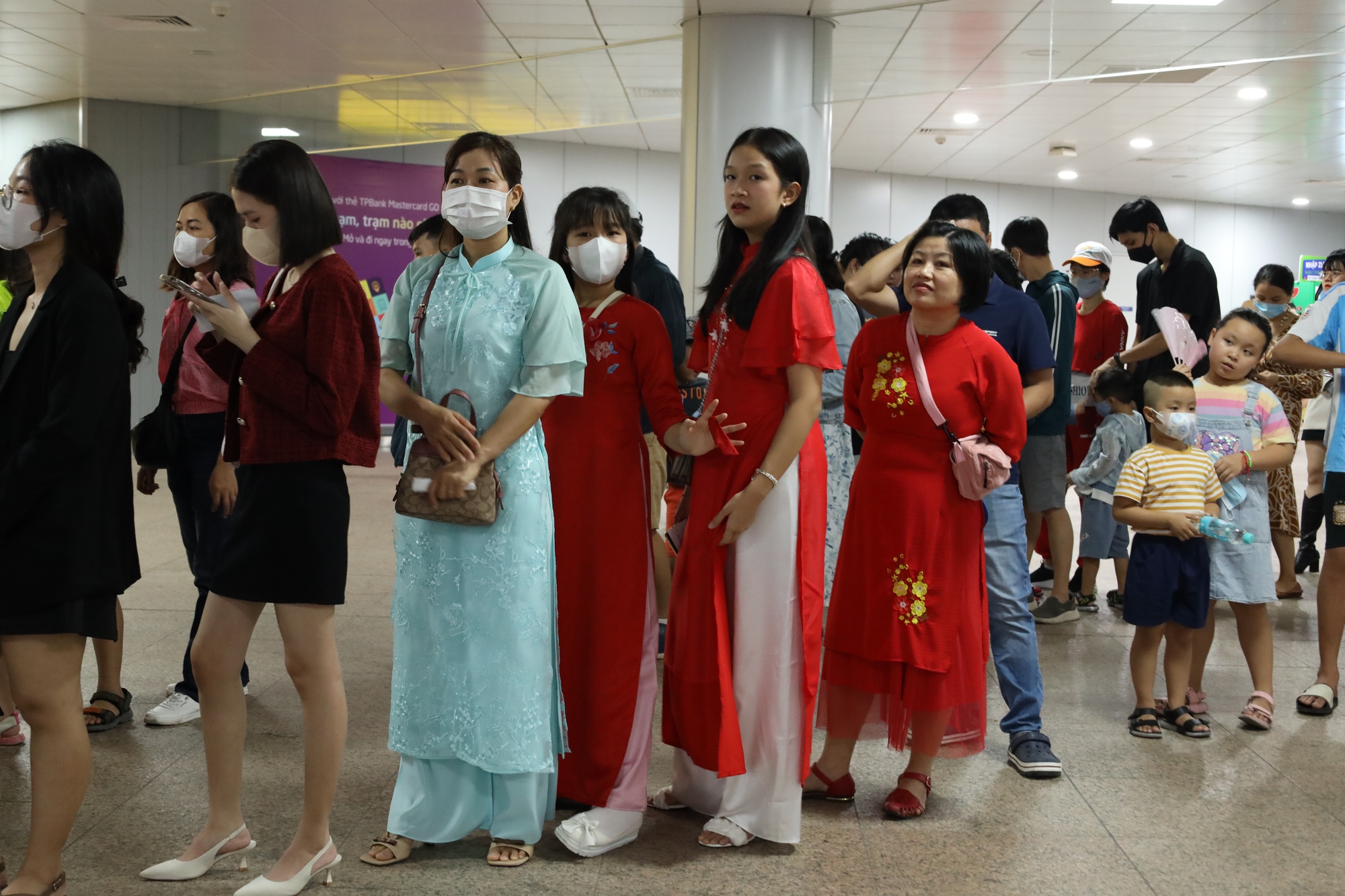 Nhộn nhịp kh&ocirc;ng kh&iacute; Tết tại ga metro số 1 Bến Th&agrave;nh - Suối Ti&ecirc;n- Ảnh 9.