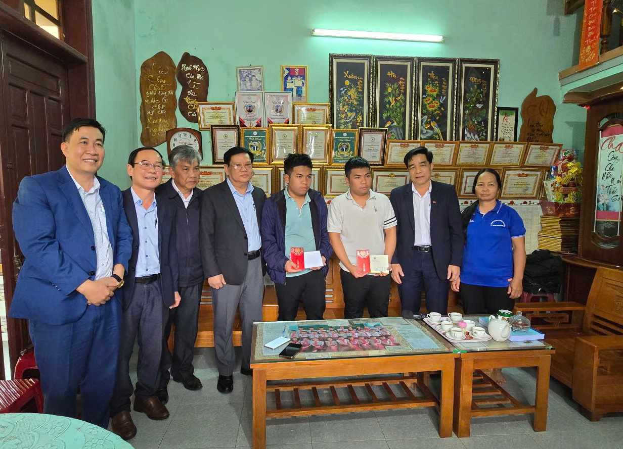 L&atilde;nh đạo tỉnh Quảng Nam đem niềm vui đến với cặp  song sinh học giỏi- Ảnh 3.