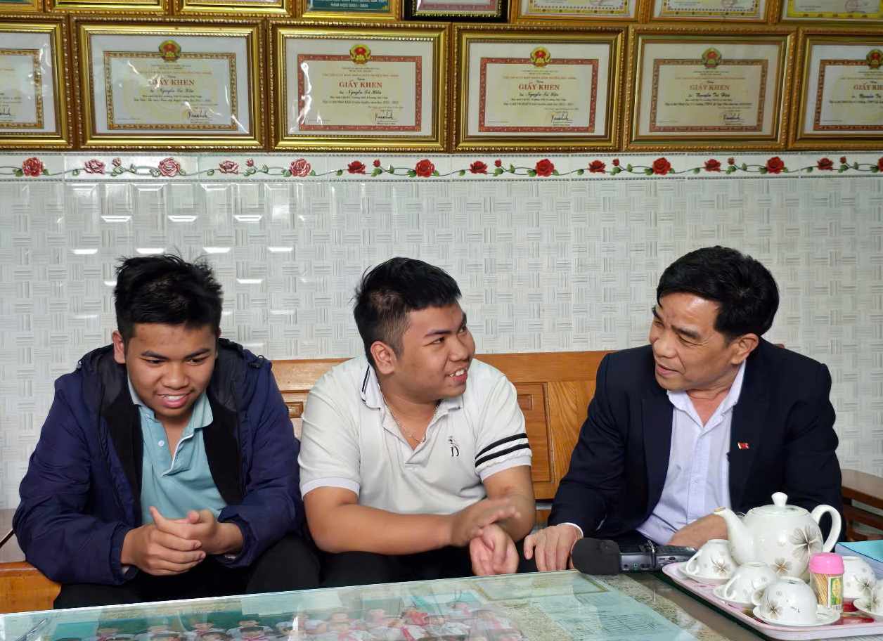 L&atilde;nh đạo tỉnh Quảng Nam đem niềm vui đến với cặp  song sinh học giỏi- Ảnh 2.