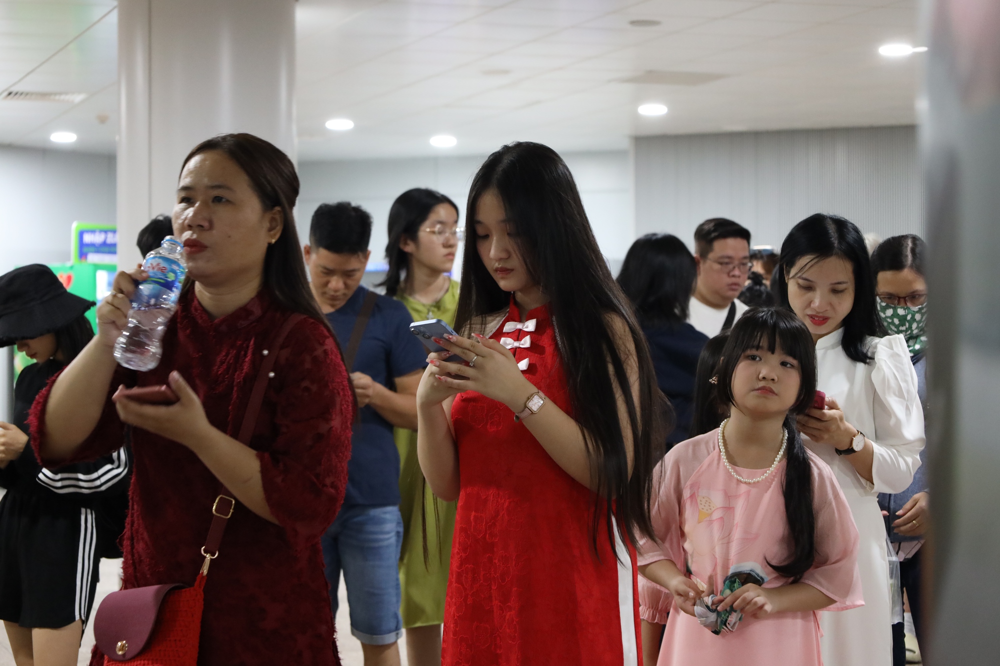 Nhộn nhịp kh&ocirc;ng kh&iacute; Tết tại ga metro số 1 Bến Th&agrave;nh - Suối Ti&ecirc;n- Ảnh 6.