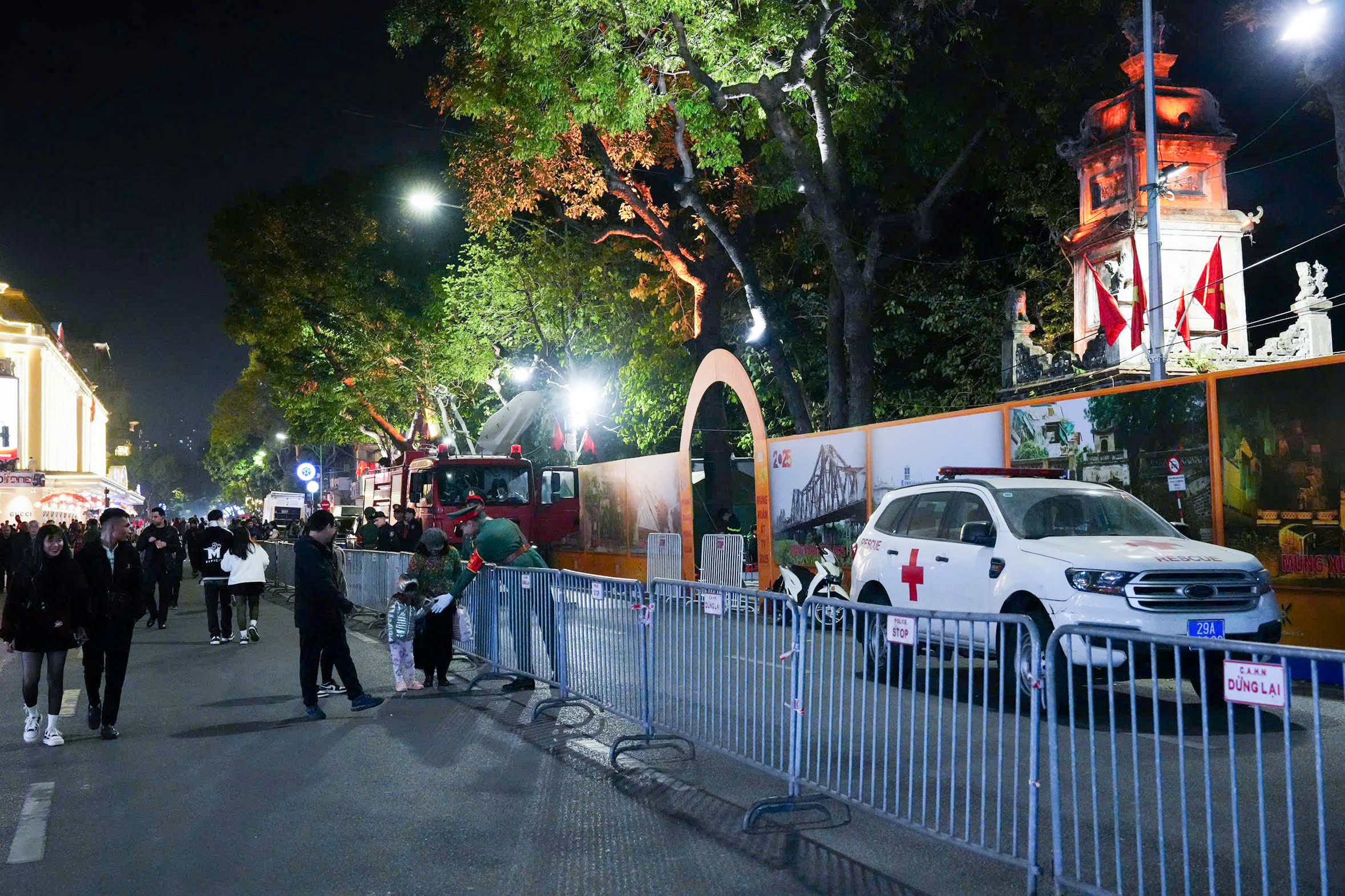 Video: Pháo hoa rực sáng trên bầu trời Hà Nội- Ảnh 7.