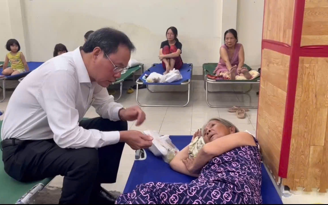 MTTQ TP HCM thăm, động vi&ecirc;n c&aacute;c gia đ&igrave;nh vụ hỏa hoạn tại quận 1