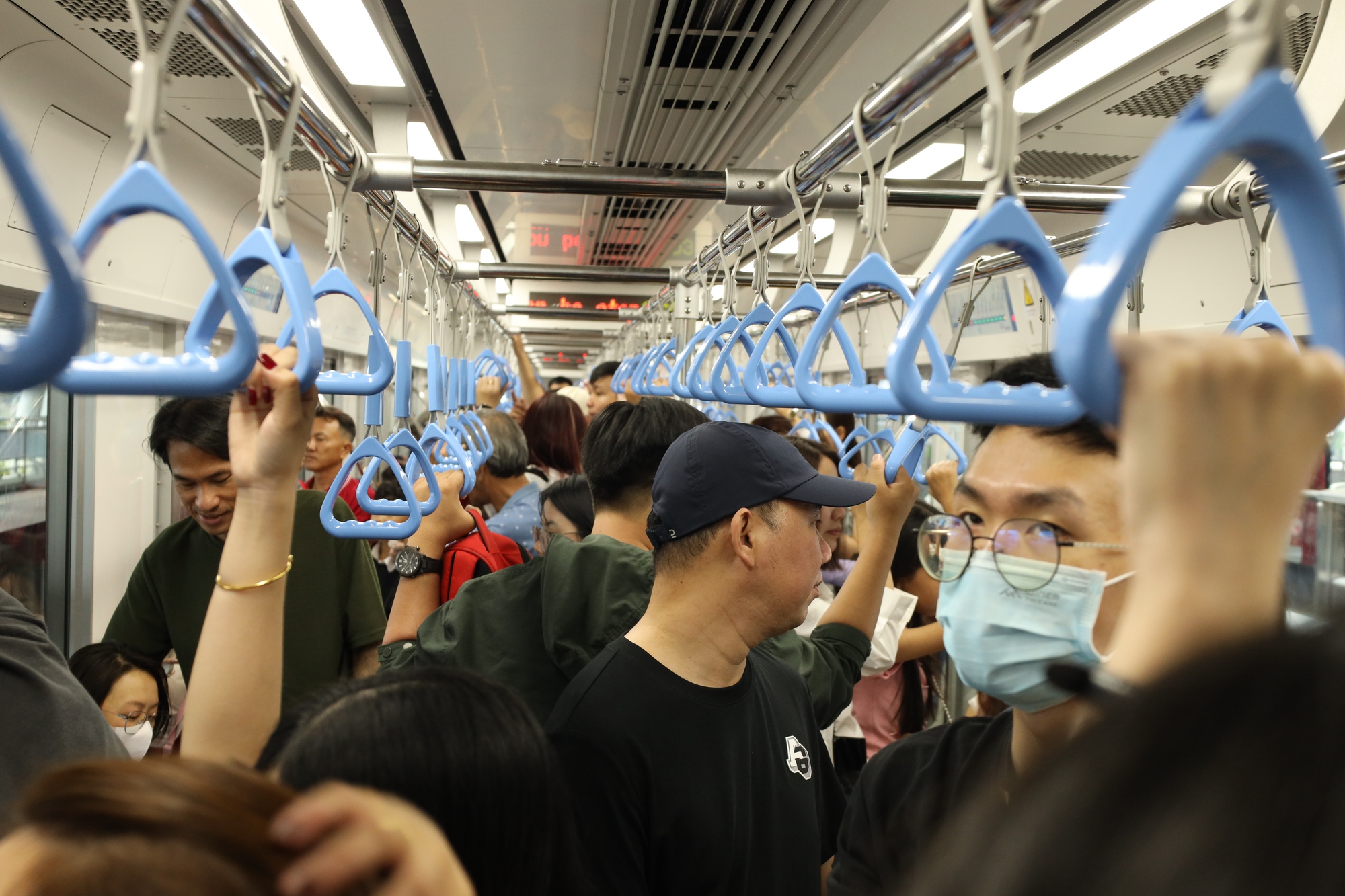 Nhộn nhịp kh&ocirc;ng kh&iacute; Tết tại ga metro số 1 Bến Th&agrave;nh - Suối Ti&ecirc;n- Ảnh 3.