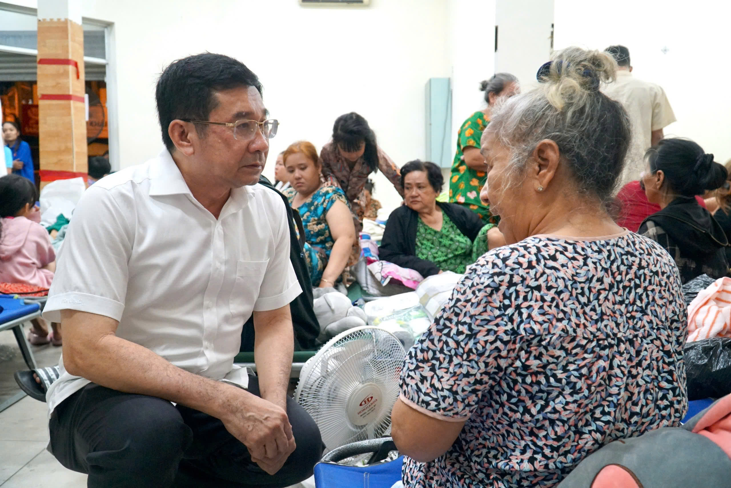 Ph&oacute; Chủ tịch Thường trực UBND TP HCM thăm c&aacute;c gia đ&igrave;nh vụ hỏa hoạn tại quận 1- Ảnh 3.