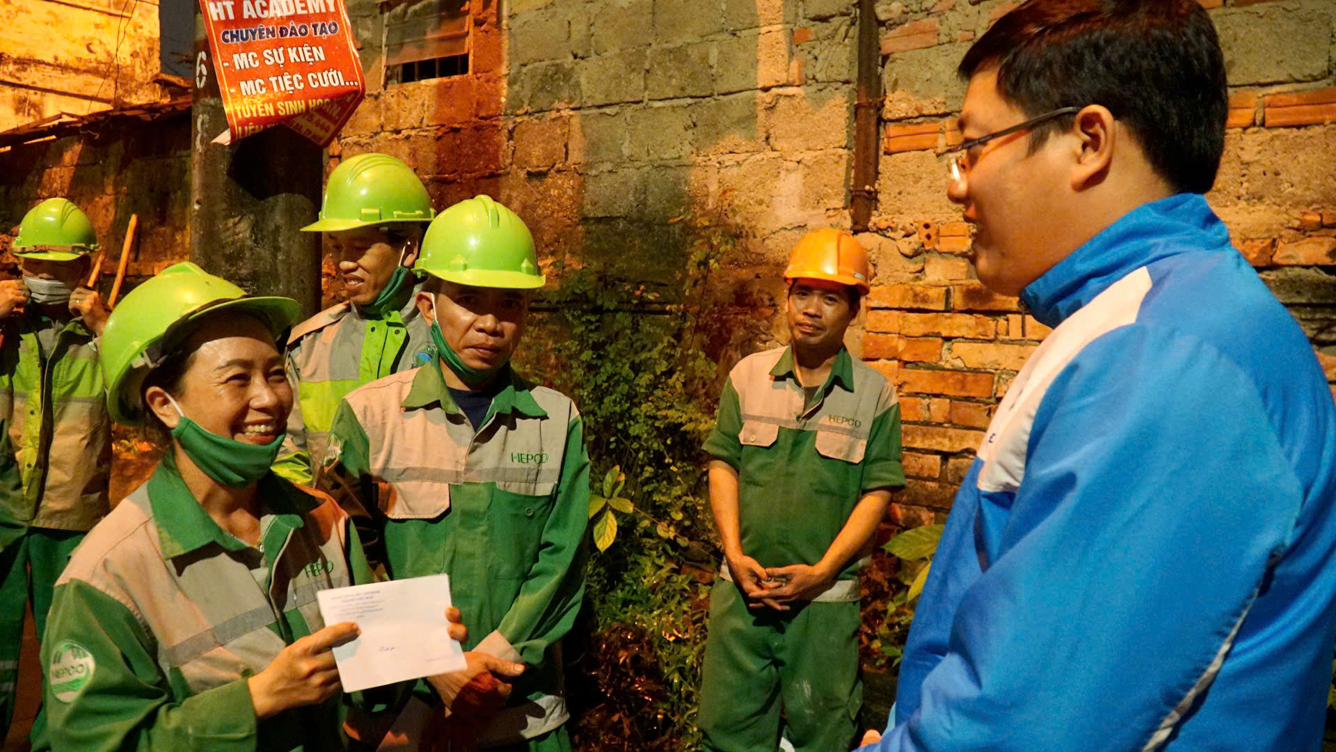 TP Huế: C&ocirc;ng nh&acirc;n vệ sinh bất ngờ nhận qu&agrave; Tết trong đ&ecirc;m giao thừa- Ảnh 2.