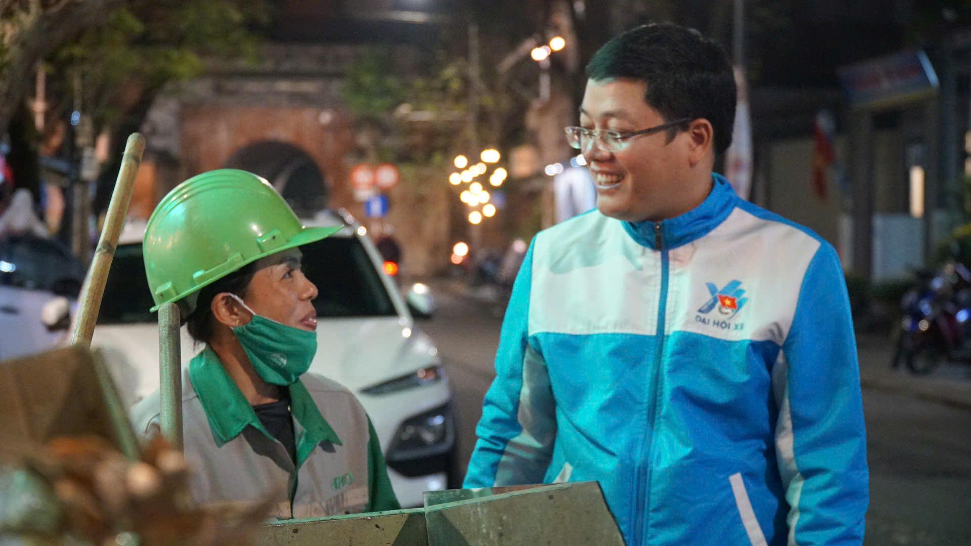 TP Huế: C&ocirc;ng nh&acirc;n vệ sinh bất ngờ nhận qu&agrave; Tết trong đ&ecirc;m giao thừa- Ảnh 1.