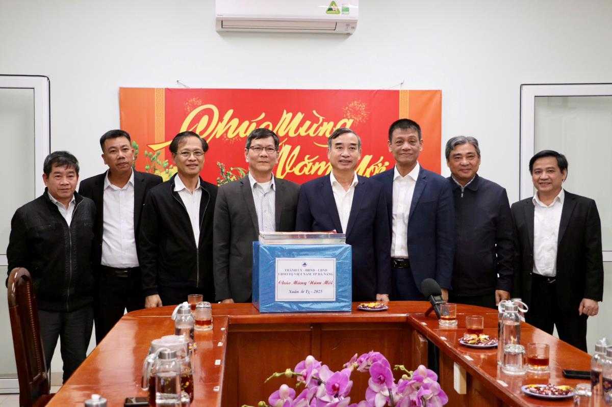 Chủ tịch UBND TP Đ&agrave; Nẵng thăm, động vi&ecirc;n c&aacute;c lực lượng ứng trực đ&ecirc;m giao thừa- Ảnh 1.